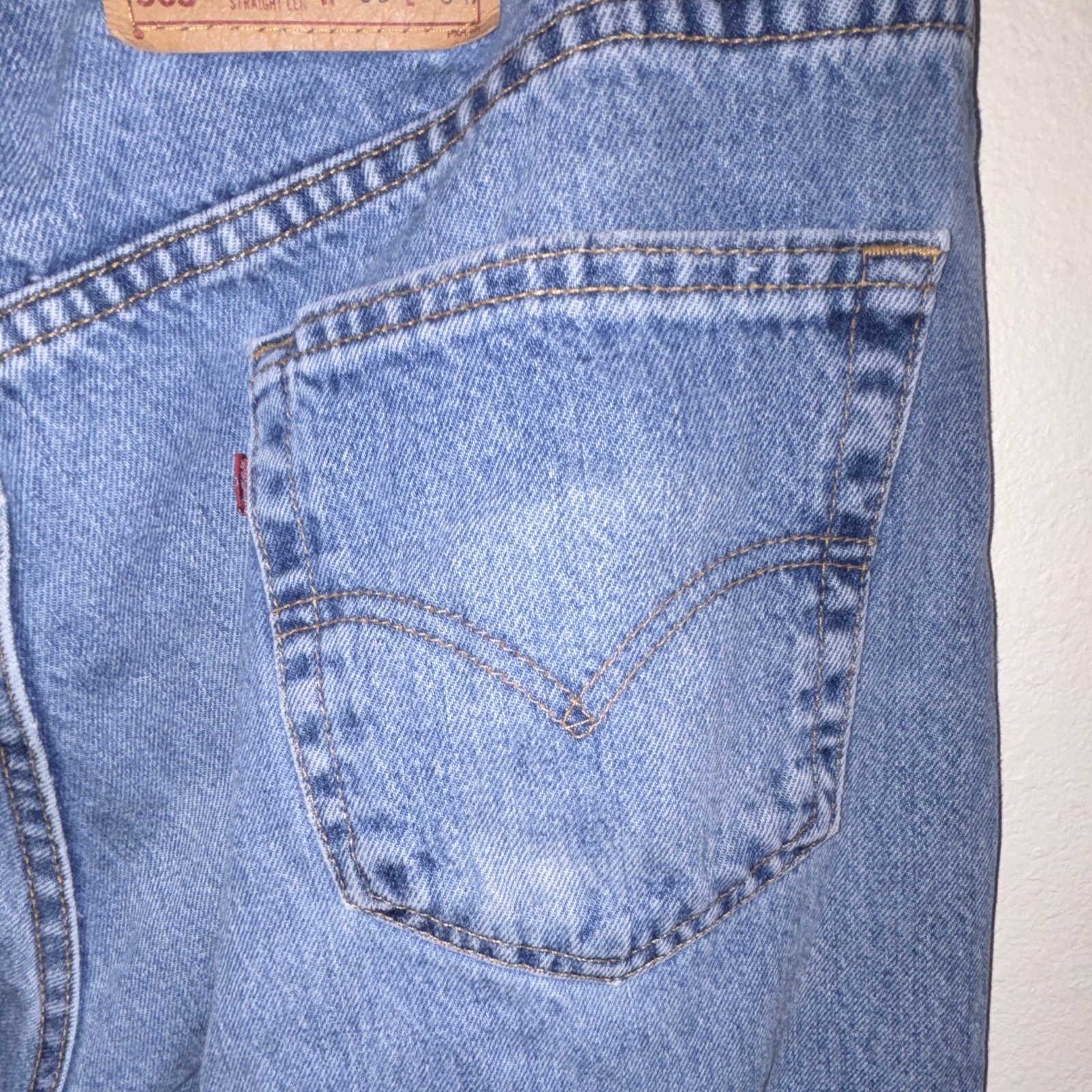 Levi’s Men’s Blue Denim Loose Fit Straight Leg Jeans 5-Pocket Light Wash