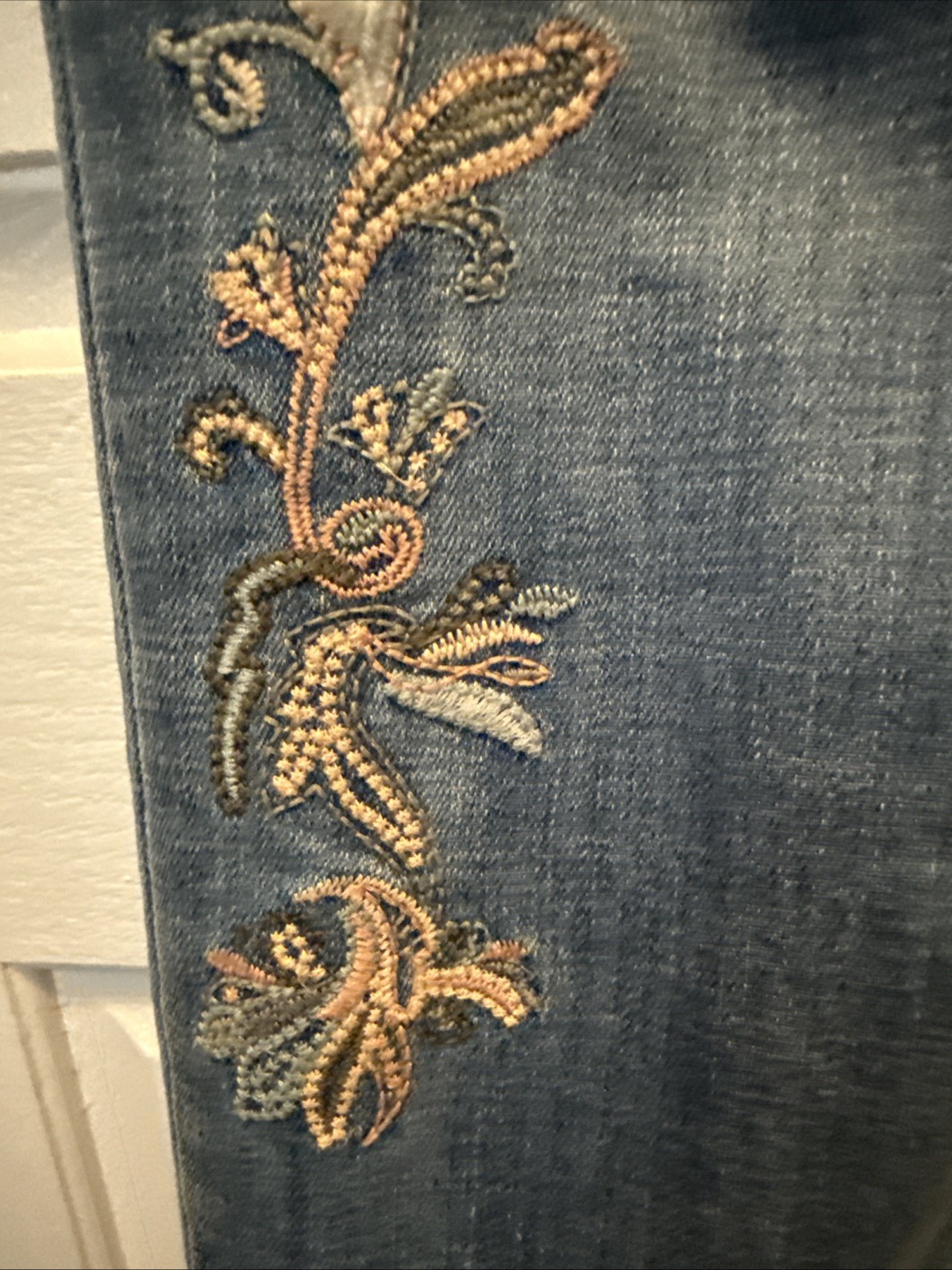 Chico’s SO SLIMMING GIRLFRIEND Slim Leg Crop Floral Embroidered Jeans US 2 00
