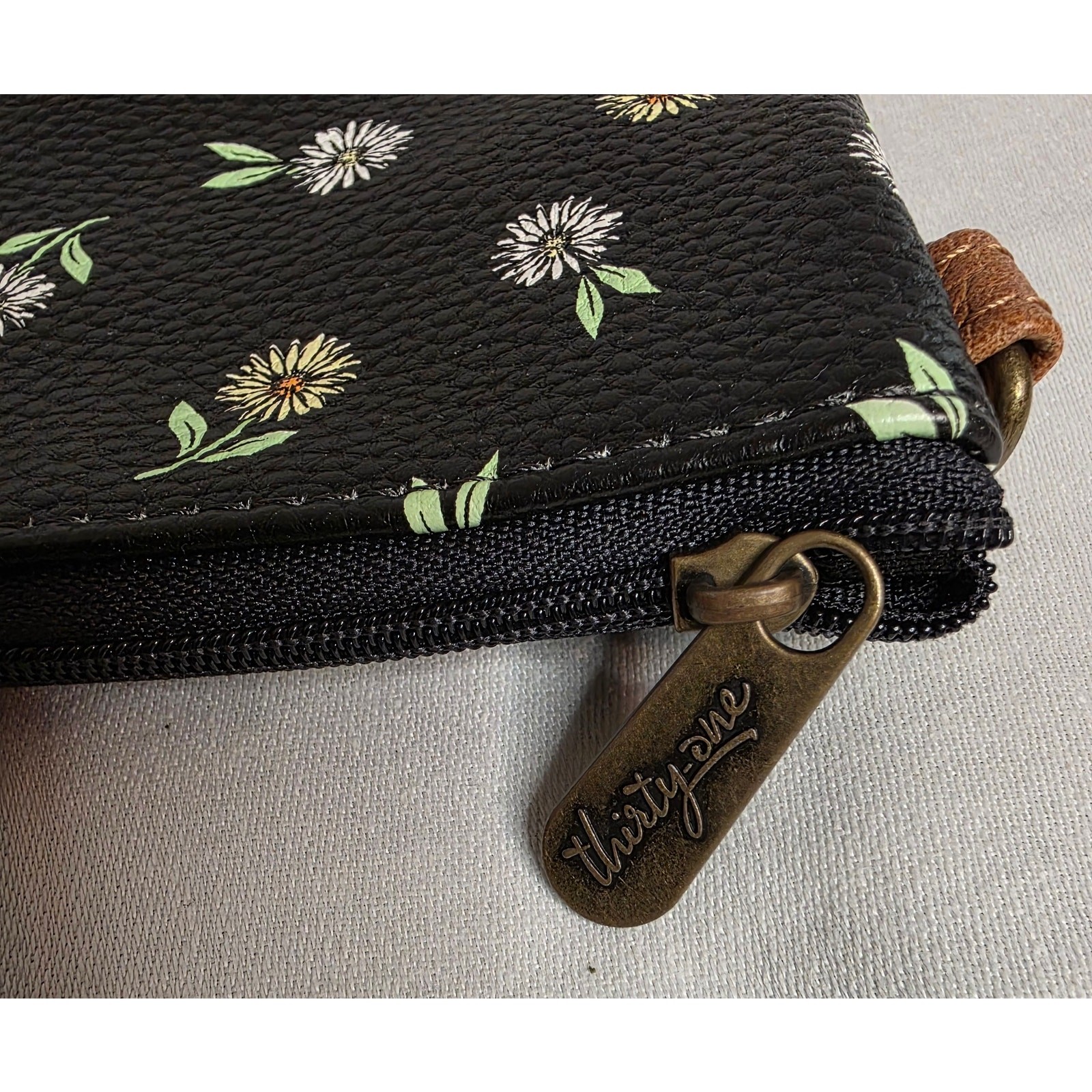 Thirty-One Pebbled & Floral Small Toiletry Bag. 100% Polyurethane 9.5″ x 6.5″