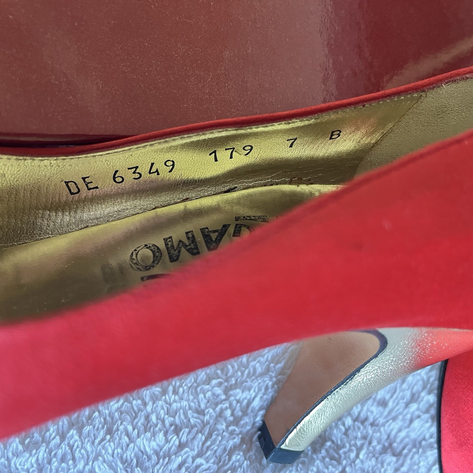 Vintage Salvatore Ferragamo Loredana Red Satin Pumps Gold Size 7B Italy