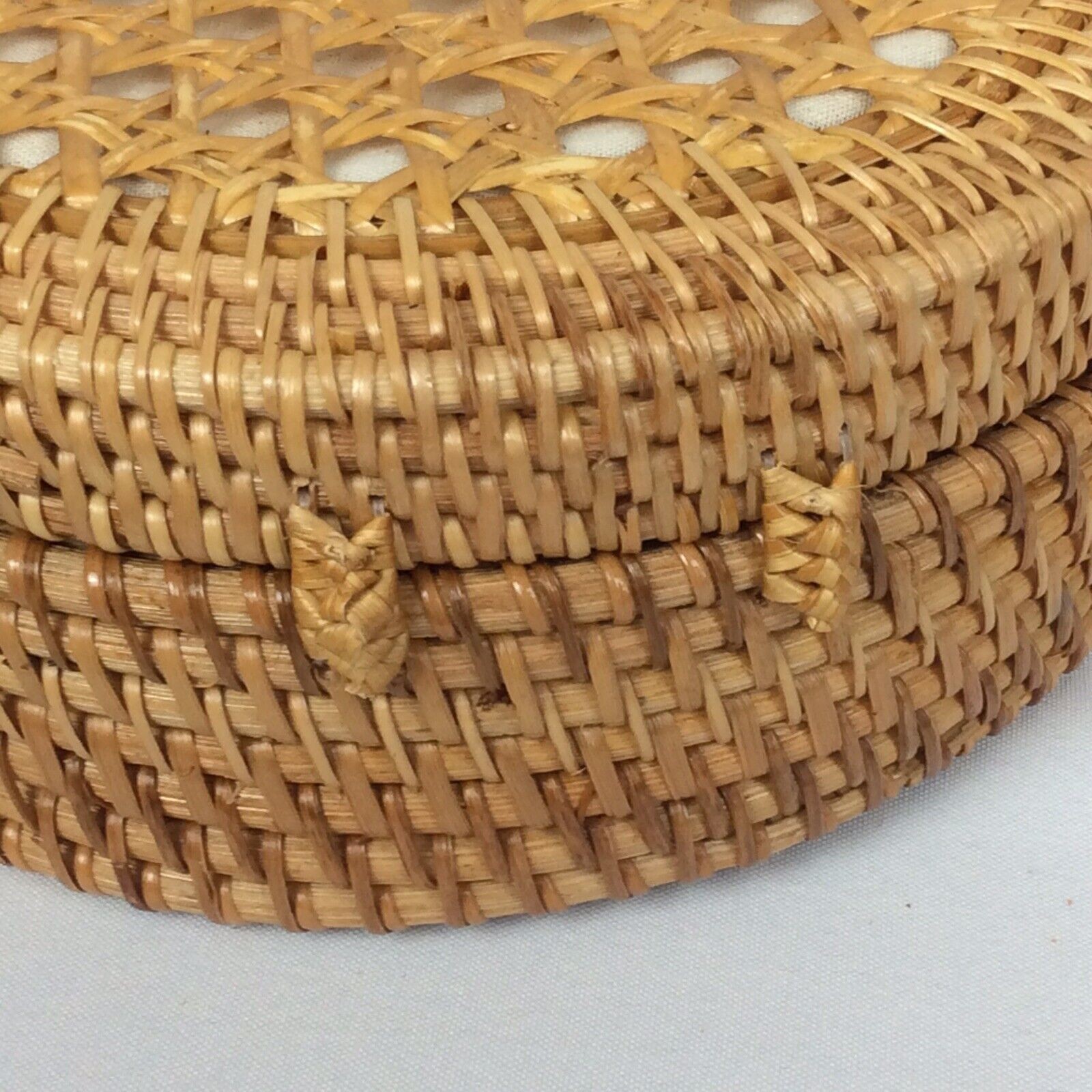 Handmade Rattan Round Crossbody Bag Canning Front Leather Strap Hasp Bow Closure