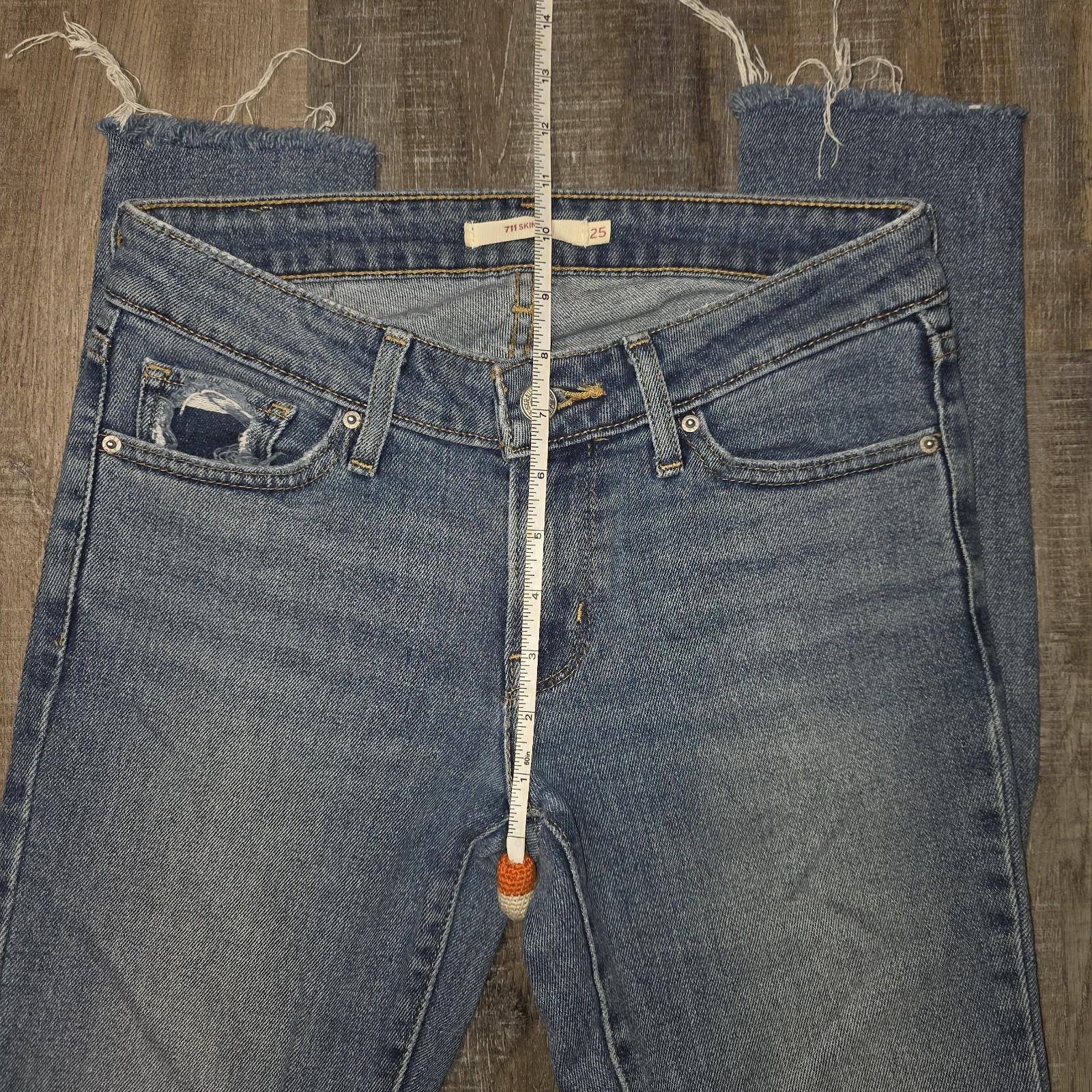 Levi’s 25″ × 27″ 711 Skinny Jean Medium Wash Zipper Mid Rise Cut Off Womens