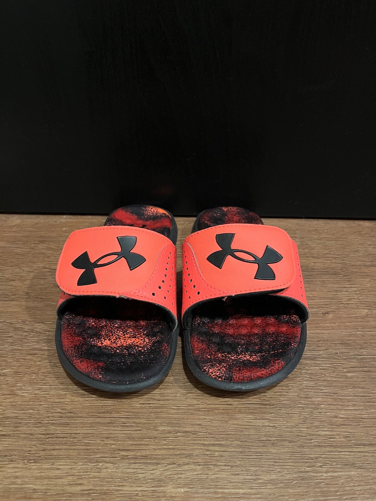 Under Armour UA Ignite Pro Boys Slides new (only tried on) US size 1Y Red/Black