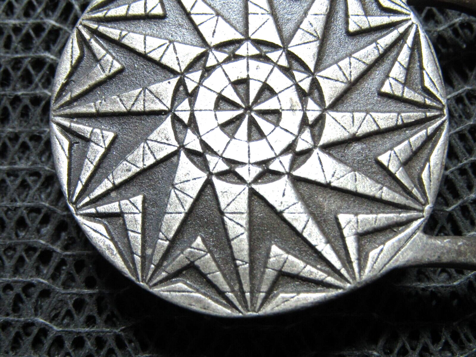 SMALL ABSTRACT OLD WORLD COMPASS DESIGN HIPPIE BELT BUCKLE! VINTAGE! RARE! IMC!