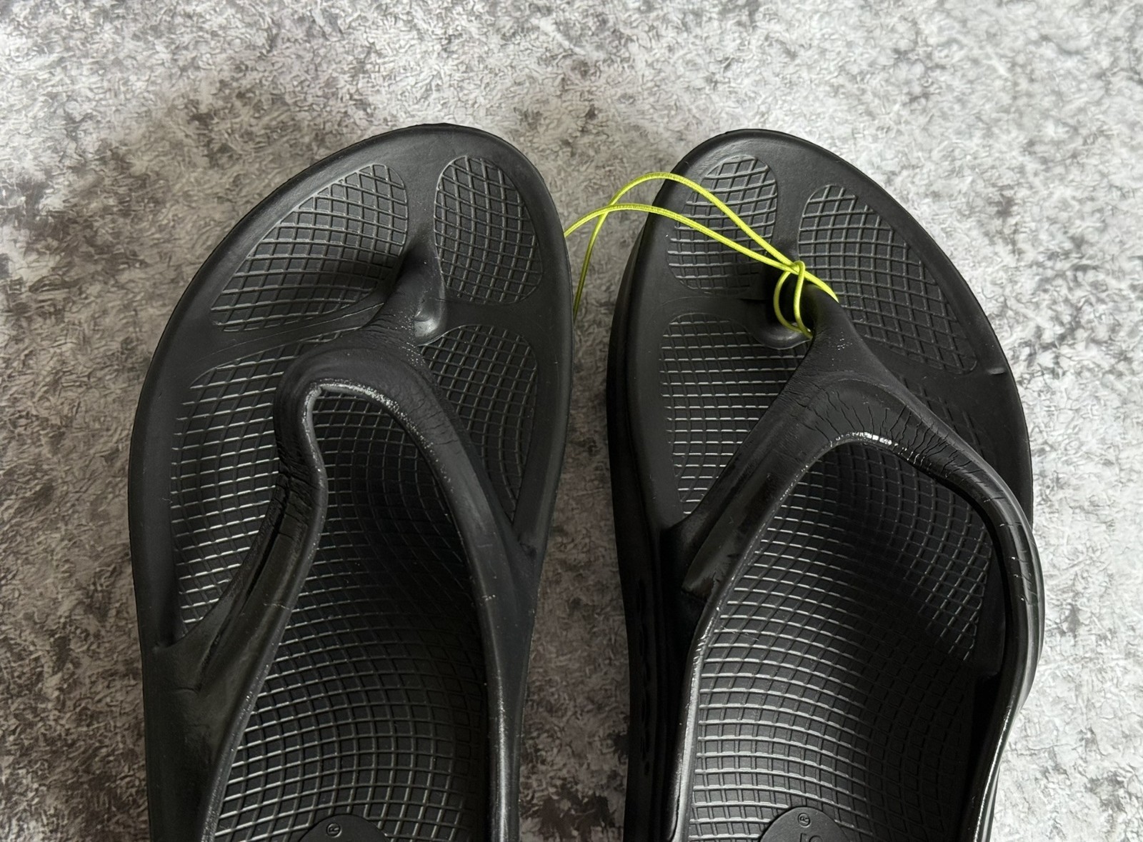 OOFOS Women’s OOmega Oolala Thong Sandal Black W6 EU37