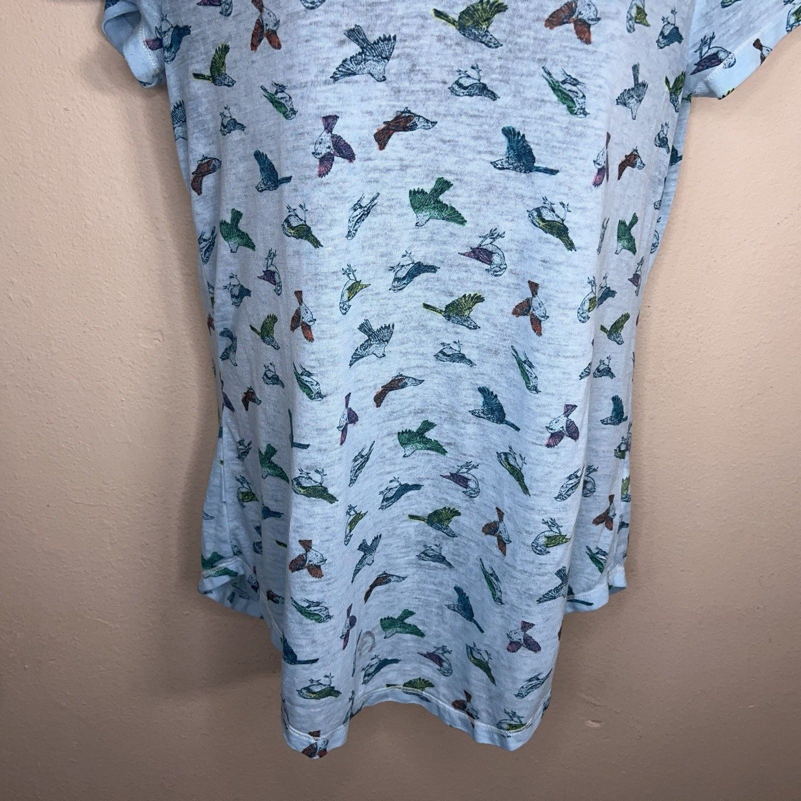 Medium Juniors Mudd Blue Colorful Bird Print Vneck Tee Tshirt Lightweight