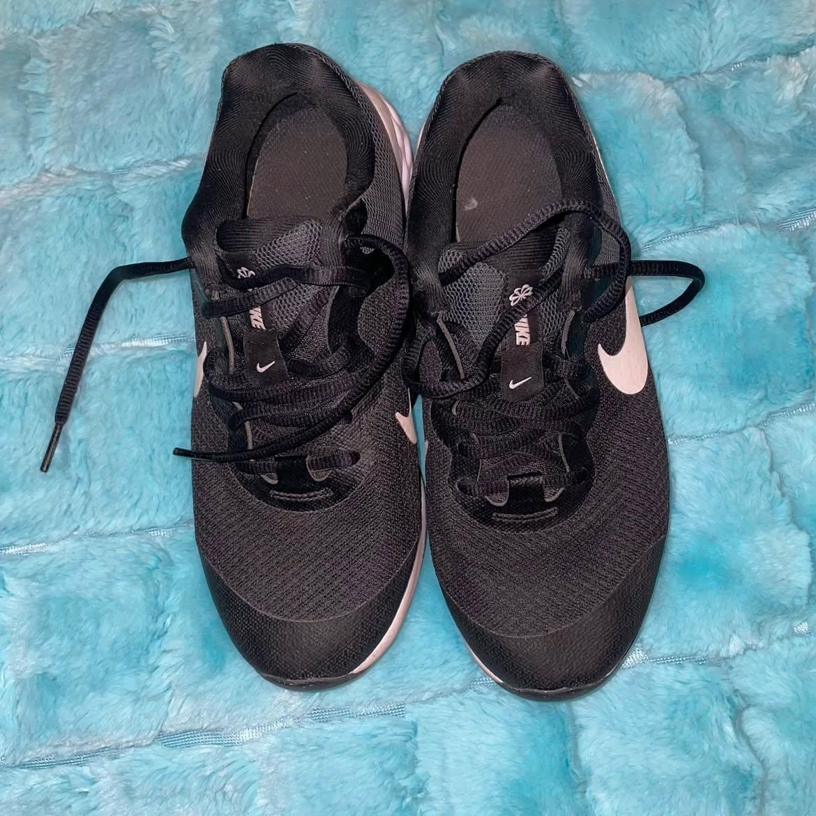 Nike Revolution 5 Unisex Kids Black/White Lace Up Mesh Low Top Sneakers 4Y