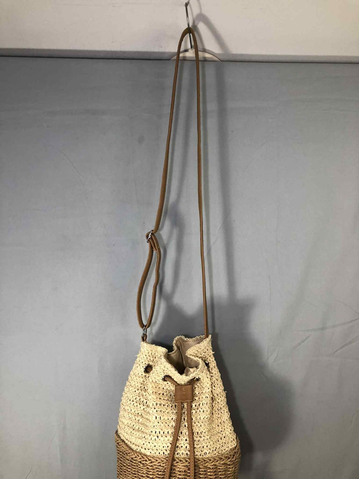Two Tone 100% Paper Woven Bucket Bag Drawstring Crossbody Polyurethane Strap