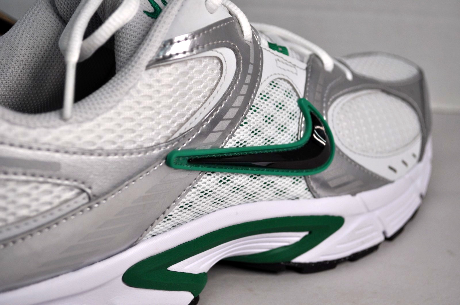 Nike V5 RNR White Malachite Green HJ5228-100 Men’s Size 13 New NWT