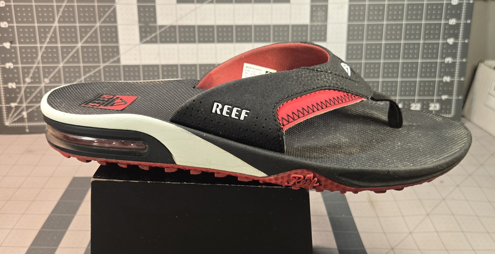 REEF Men’s Fanning Pregame Bottle Opener Flip Flops Black & Red Size 10
