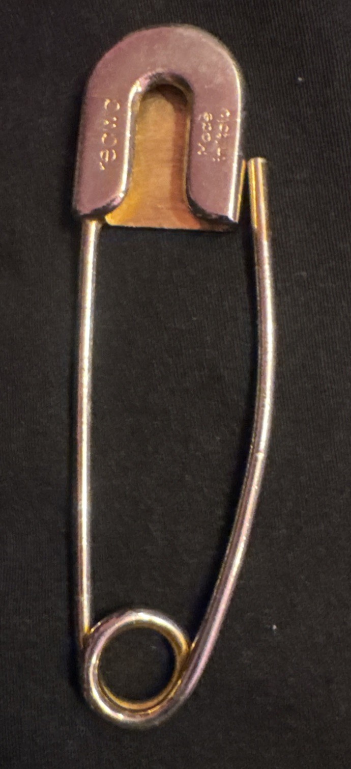 VTG Moschino Punk Chic Safety Pin Charm Keychain, Redwall Italy, 1×4” Y2K 80’s