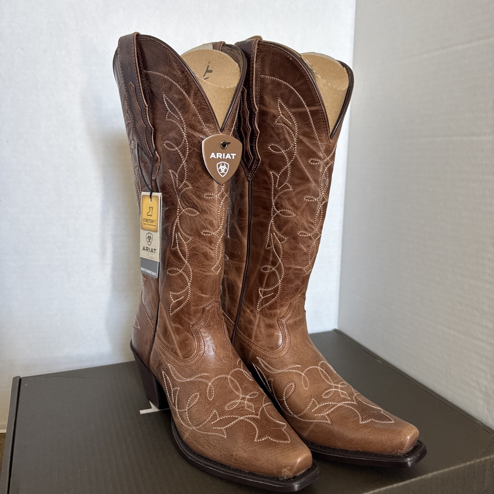 Ariat Women’s Heritage D Toe StretchFit Western Boot Size 9 B Medium RARE NEW