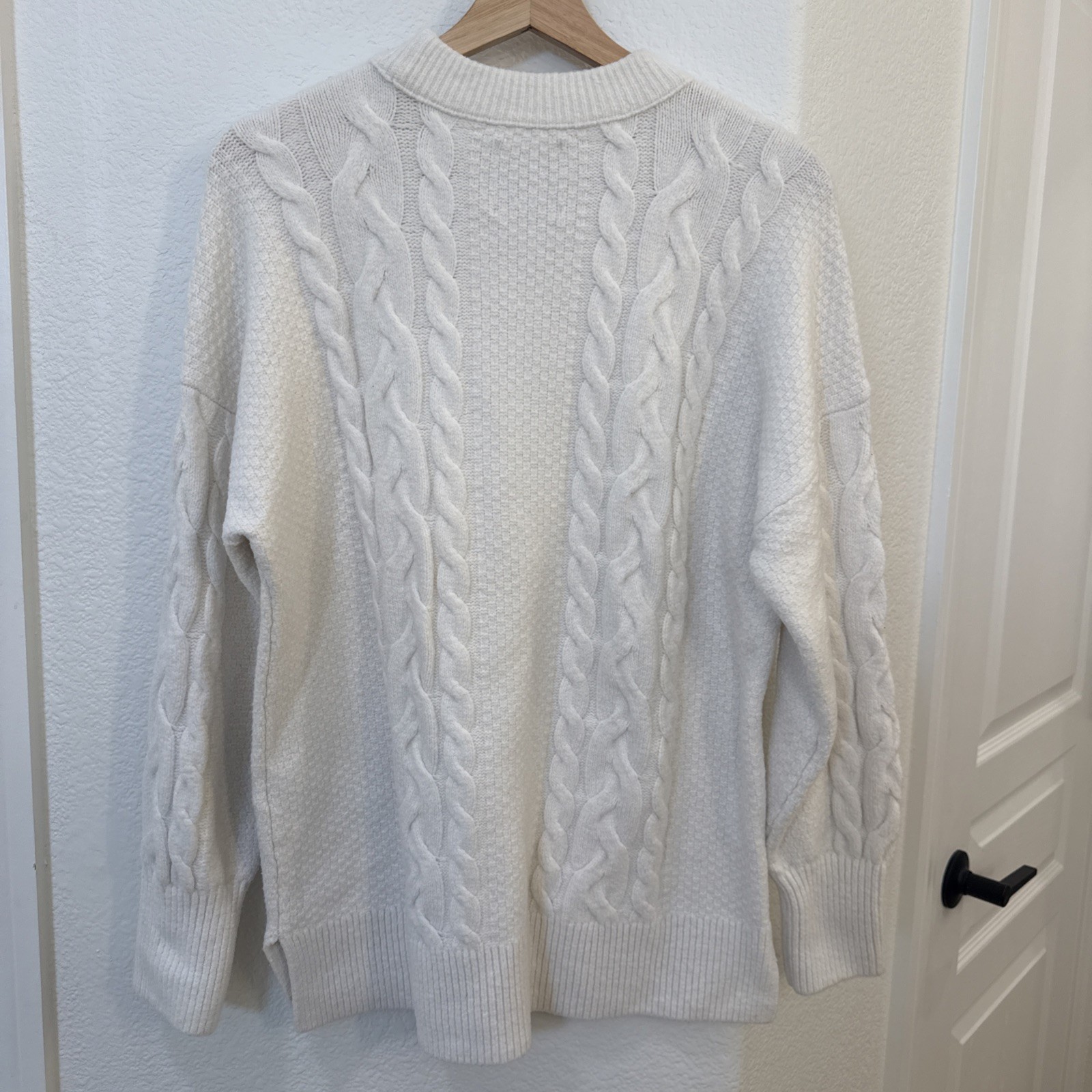 Abercrombie and Fitch Oversized Fluffy Cable Crew Neck Sweater – Medium – EUC
