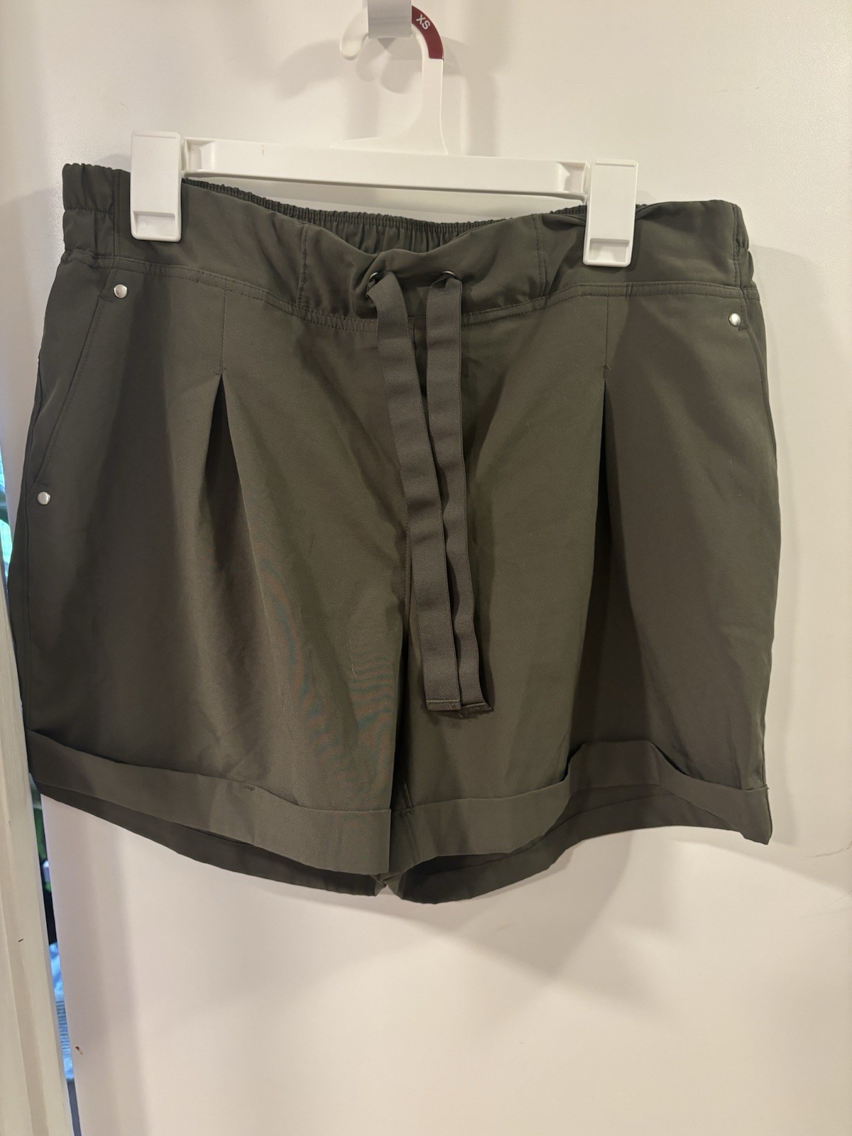 Mondetta Womens L Olive Green Elastic Waist Drawstring Shorts Pockets Activewear