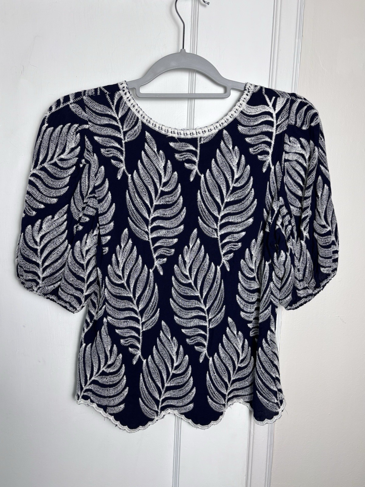 Solitaire Women’s Navy & White Leaf/Botanical Blouse Size S