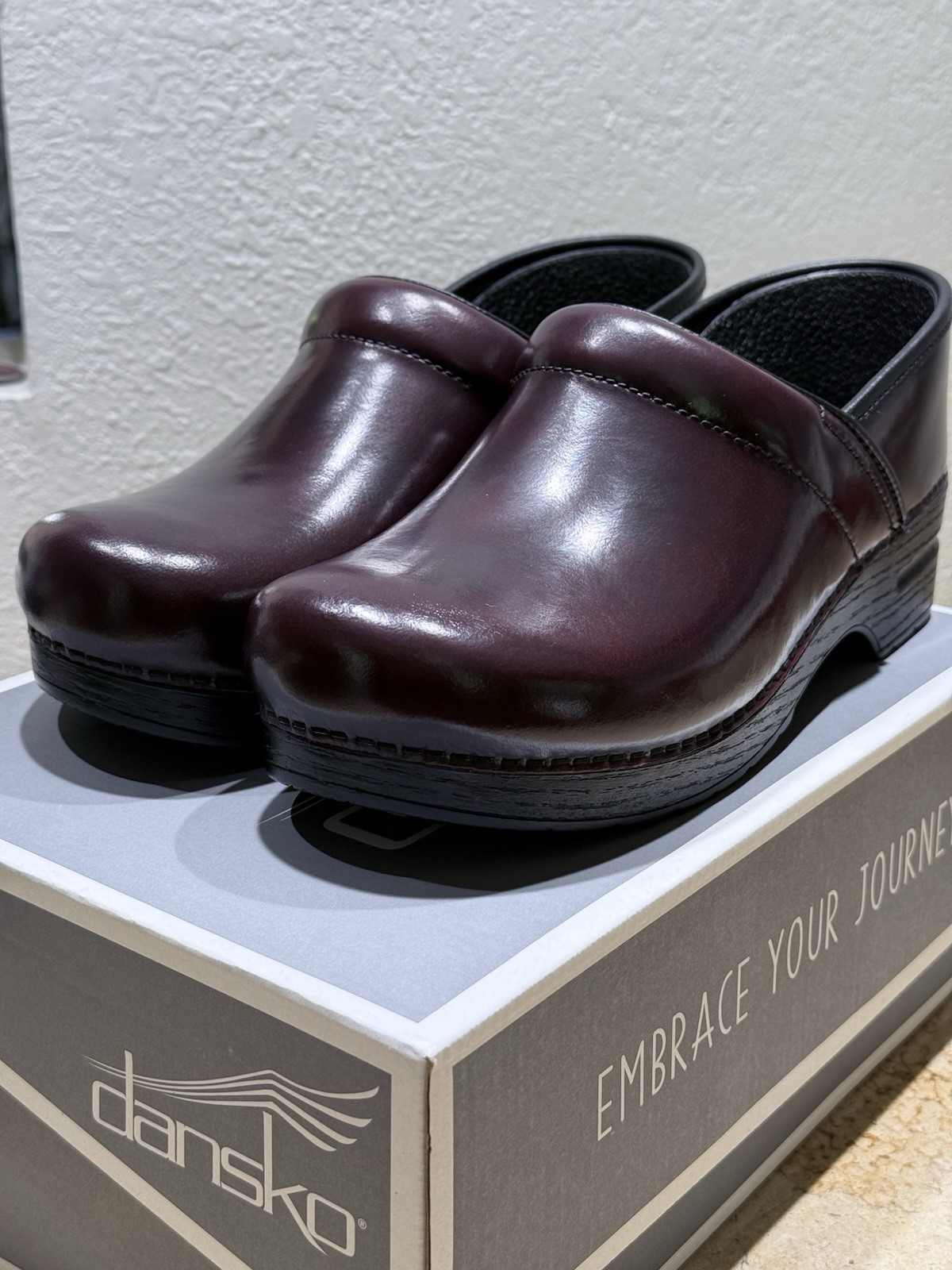 Dansko Professional Cabrio Cordovan Burgundy Leather Clogs Women’s EU 42