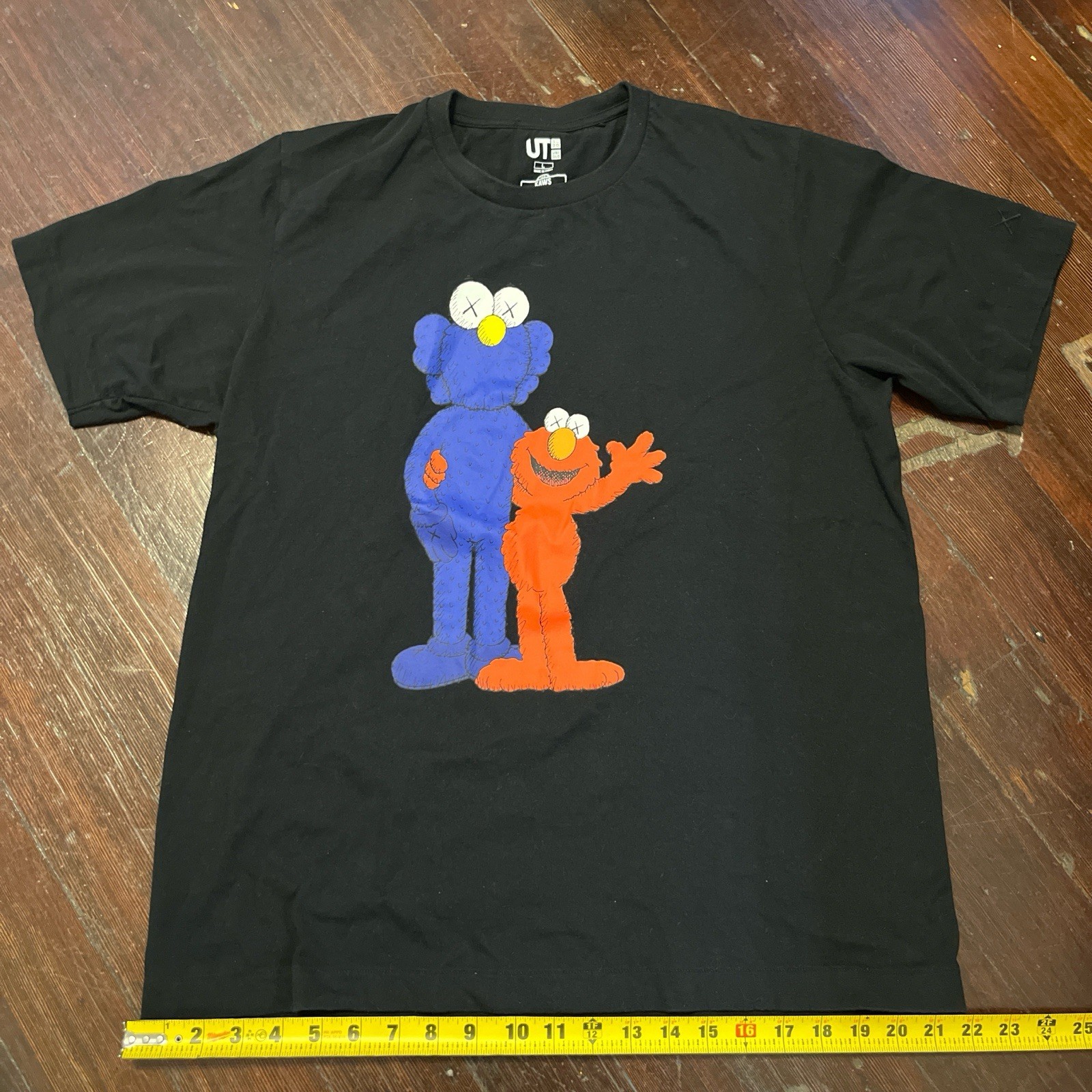 Uniqlo KAWS Sesame Street Shirt Men Medium Black Elmo Cookie Monster Graphic Tee