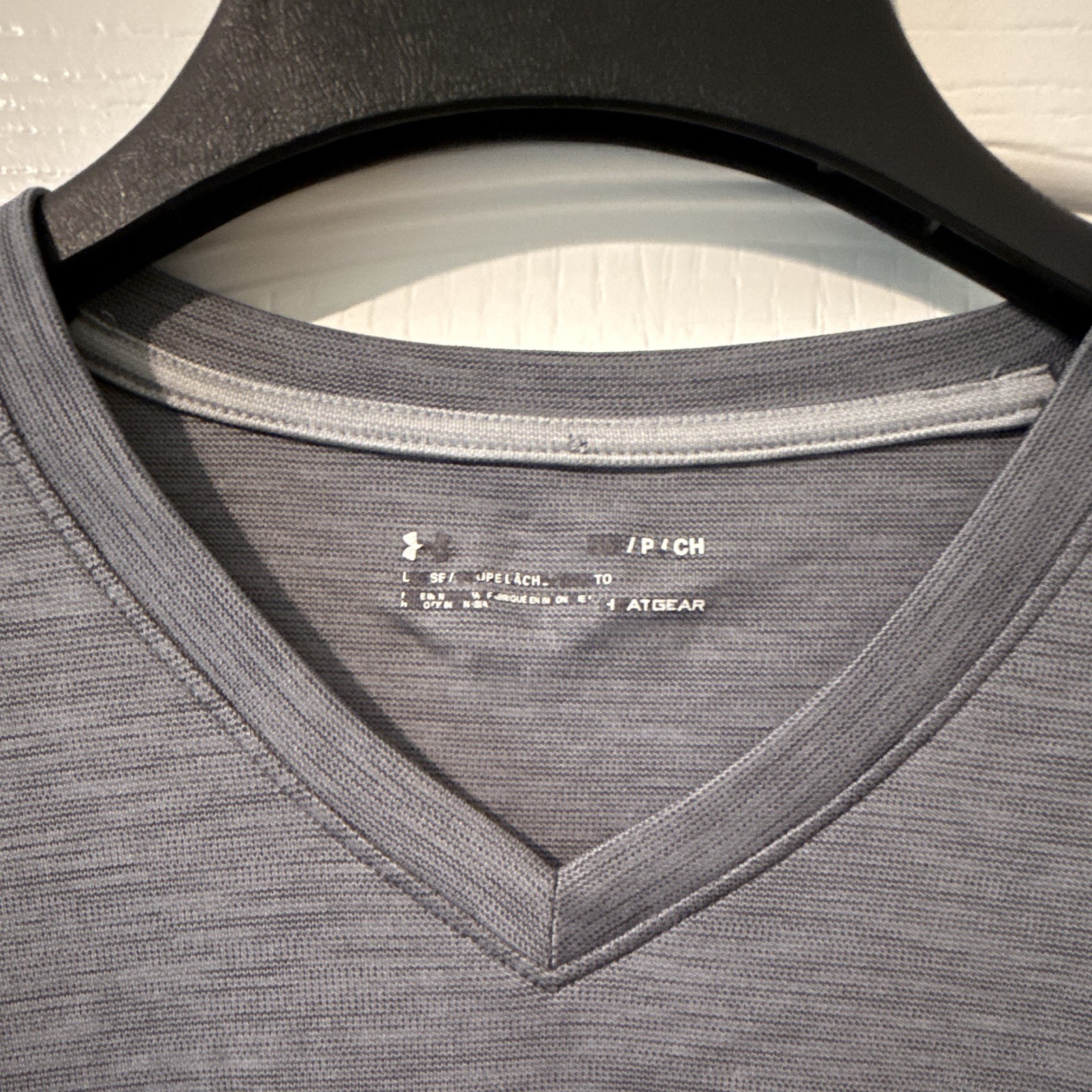 Under Armour HeatGear Men’s L Gray V-Neck Lightweight Polyester Jersey Tee