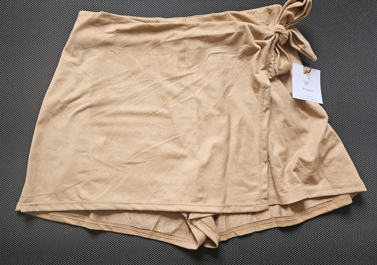 NWT Originality Faux Suede skort, camel sz Med.. Tie front, elastic waist. (64)