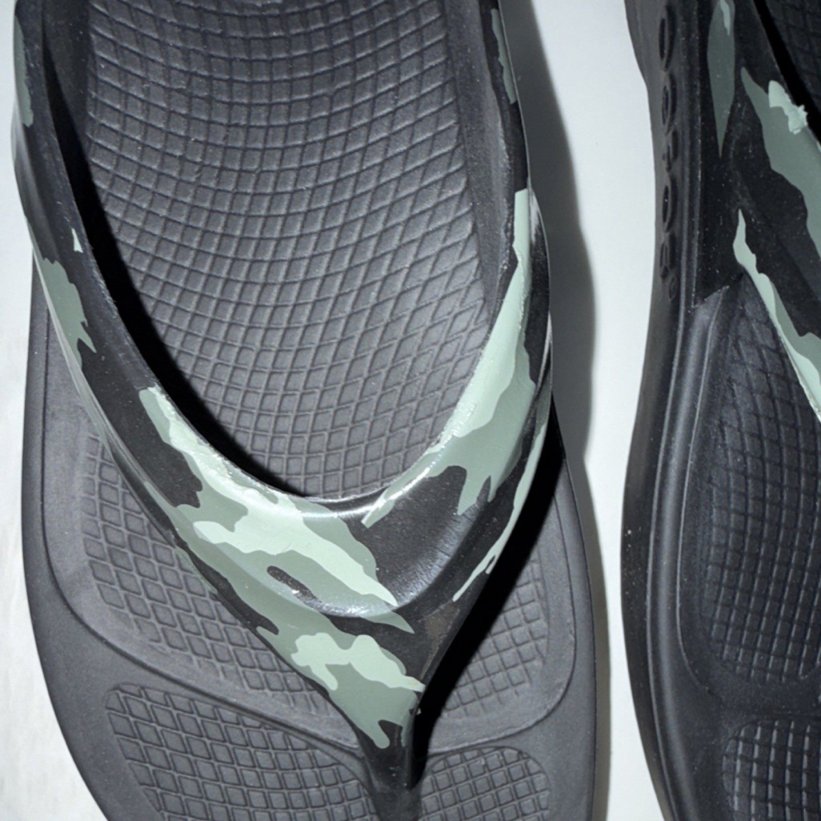 OOFOS Cushioned Comfort Camo Camouflage Thong Slip-On Sandals US 8