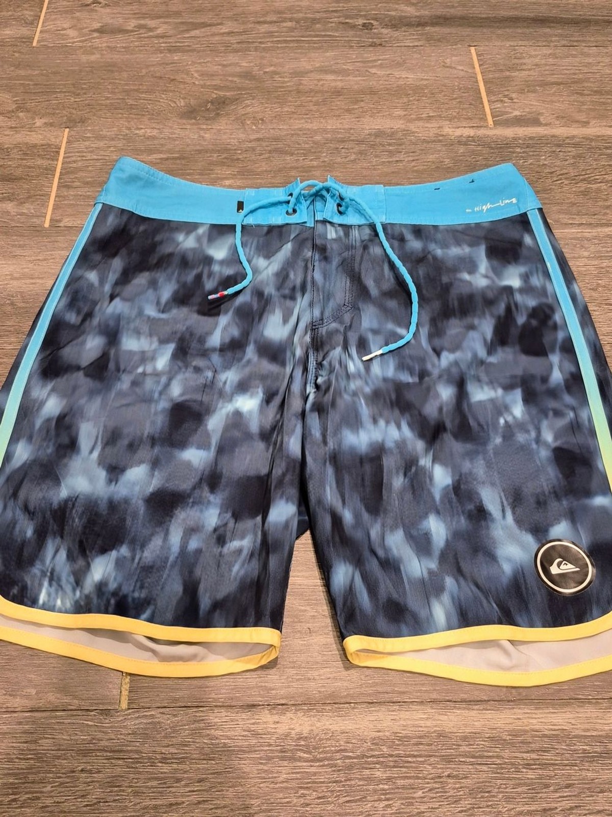 Quiksilver Highline Men’s Size 31 Boardshorts Blue Tie Dye DryFlight Swim