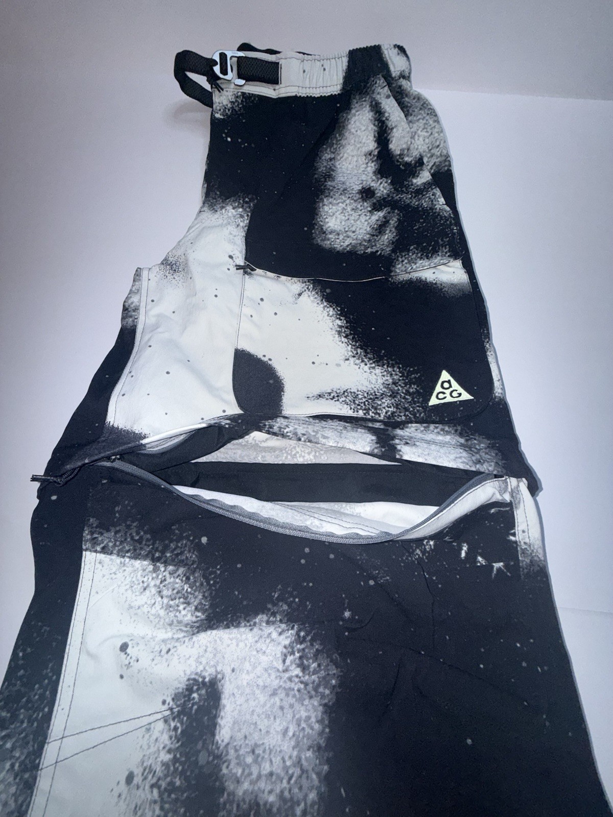 Nike ACG Cargo Pants Men’s Large Black White Spray Print Belted UPF 40+ Hiking