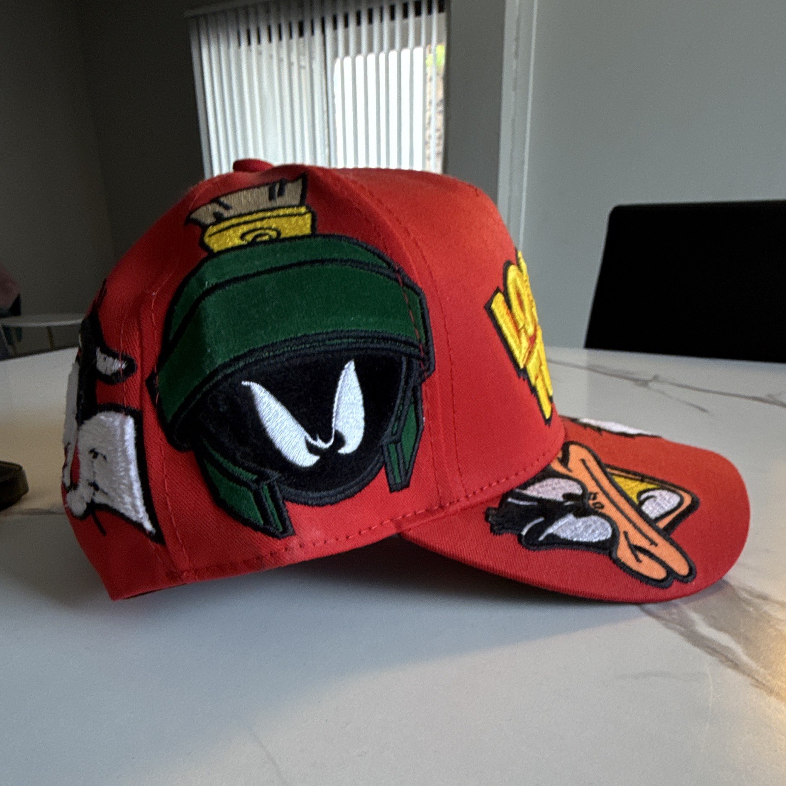 Warner Bros. Gorra Baseball Roja Ajustable Looney Tunes Personajes Bordados