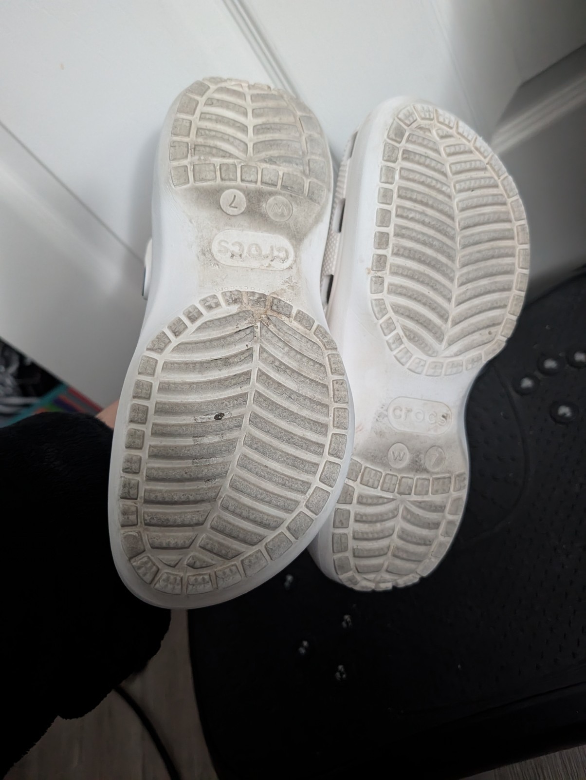 Crocs Woman’s White Solid Clog Casual Shoes Size 7 Breathable Logo Charm
