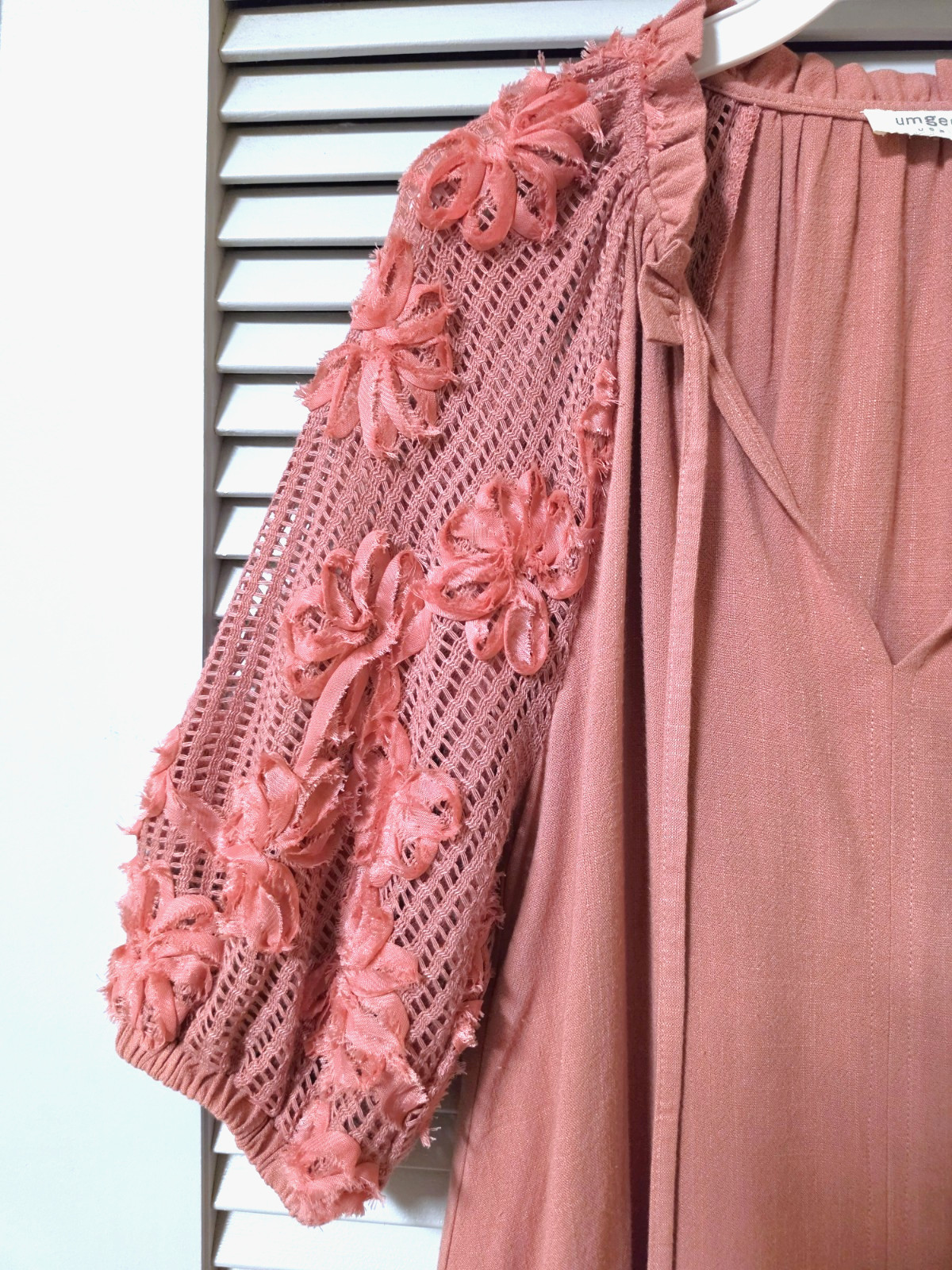 3/4 dusty rose crochet floral slev ruffle tie neck top M