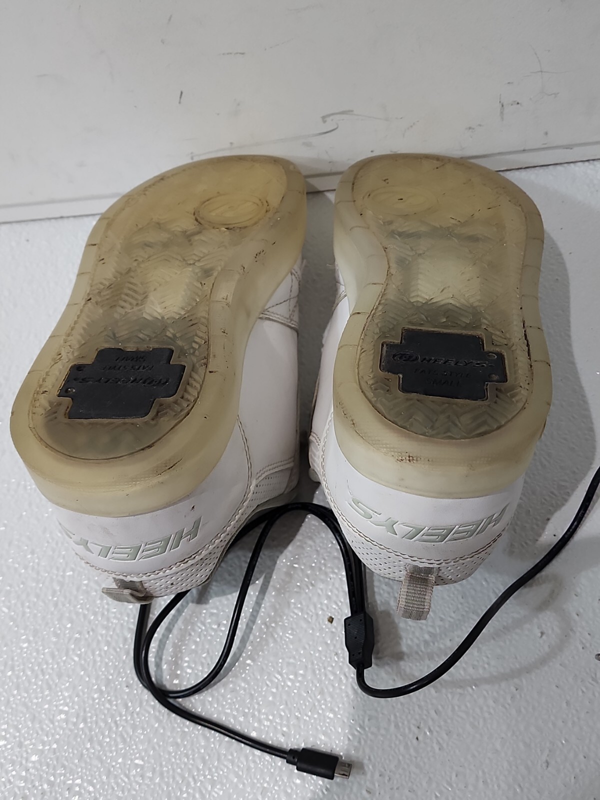 Heelys Premium 1 Lo Light Up Rechargeable Skate Shoe Youth Size 4 + Dual Charger
