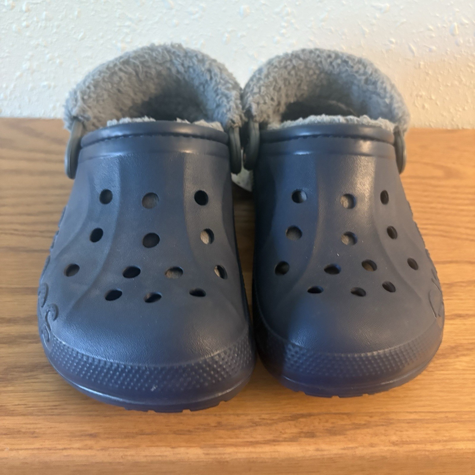 Crocs Unisex Adult Classic Baya Lined Fuzzy Strap Clogs Navy/Gray Lining W6/M4