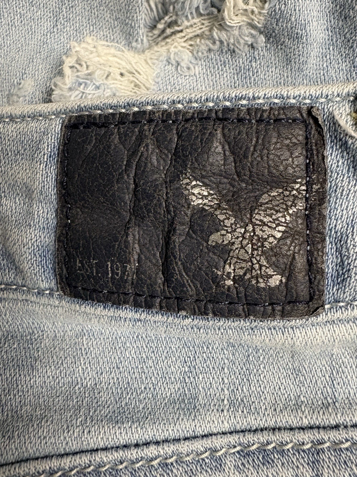 American Eagle Women’s Light Wash Super Stretch Distressed Skinny Jeans Size 4