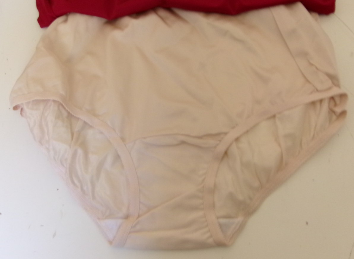 Three Vanity Fair Ravissant Brief 9 Red beige and Cream Style 15711