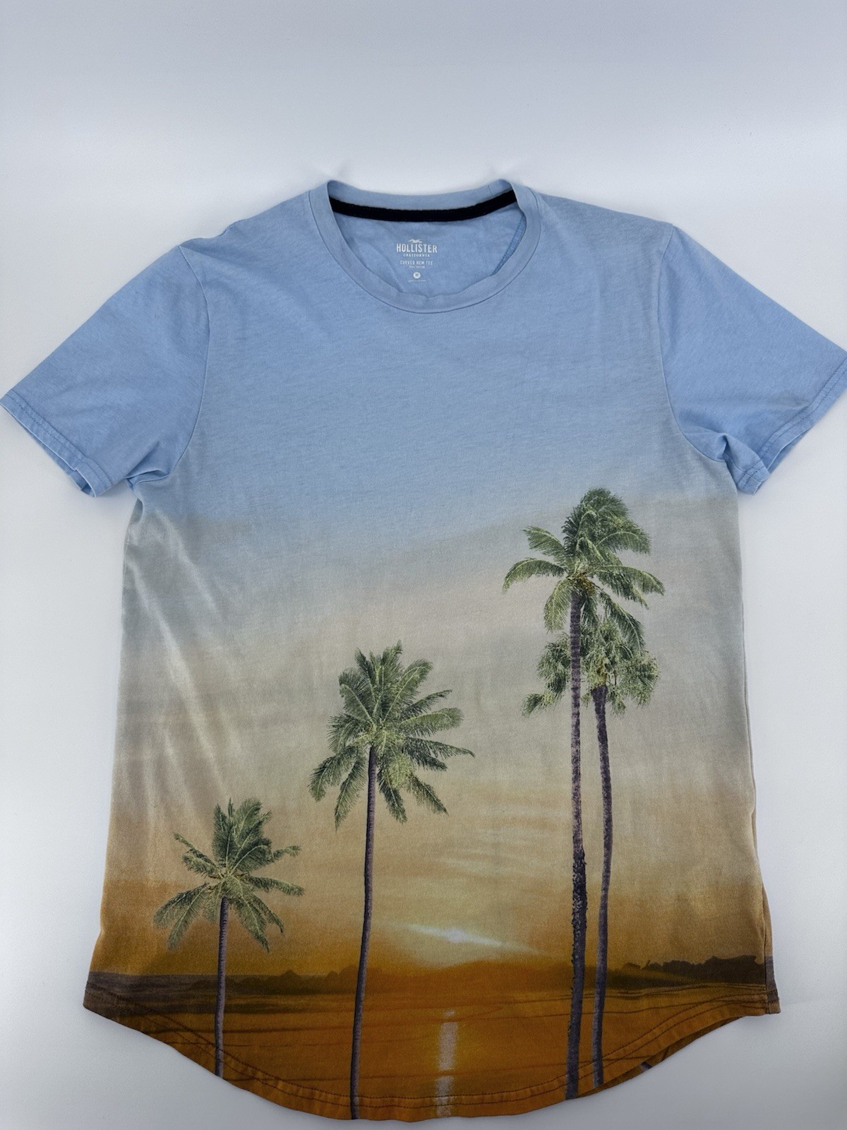 Hollister T-shirt Men’s Size M Beach sunset Palm Tree Shirt Orange/Blue