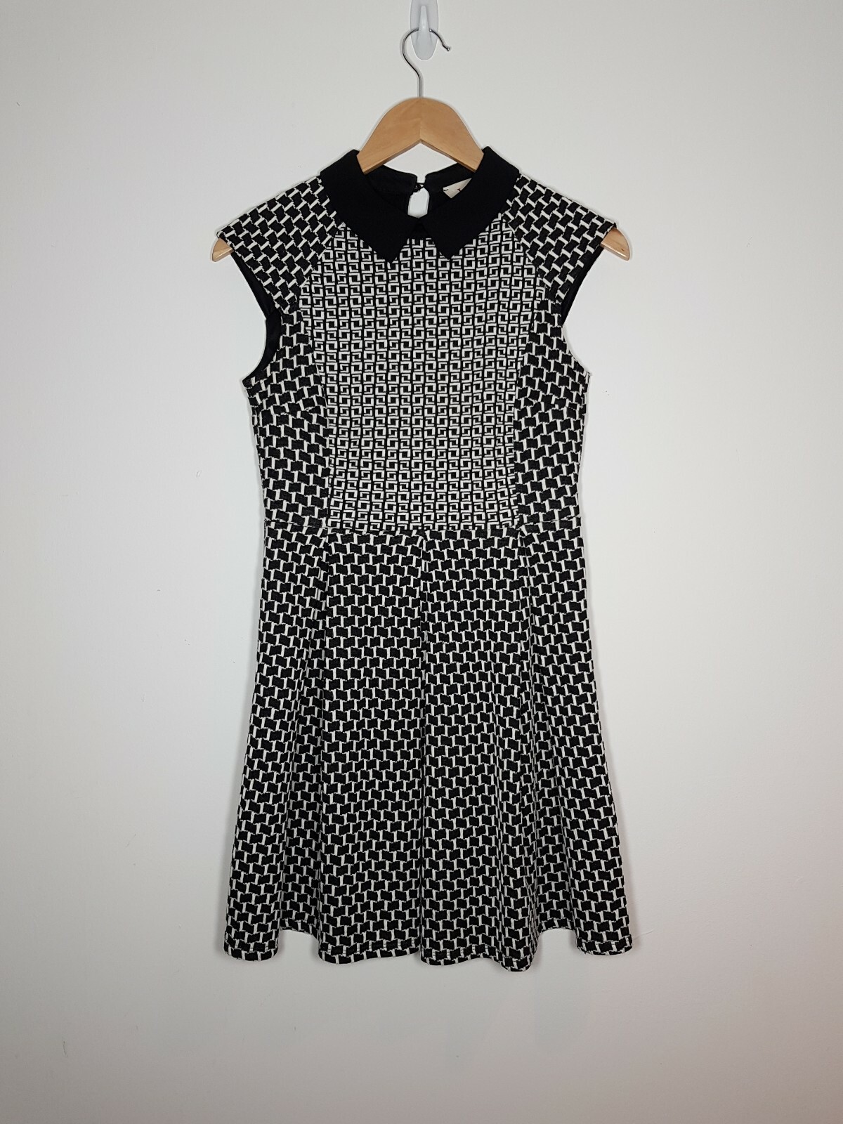 LOUCHE DRESS SIZE 10 BLACK WHITE COLLARED SLEEVELESS 33″ SHIFT R806