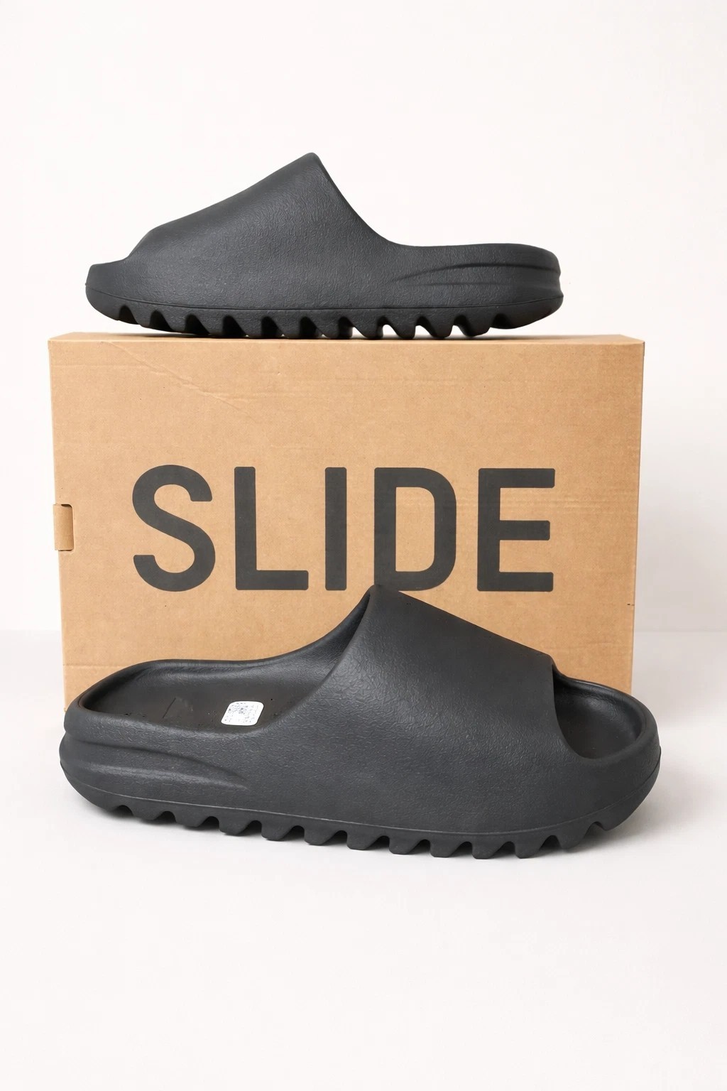 Authentic Ship Now New Size US12adidas Yeezy Slides Dark Onyx ID5103