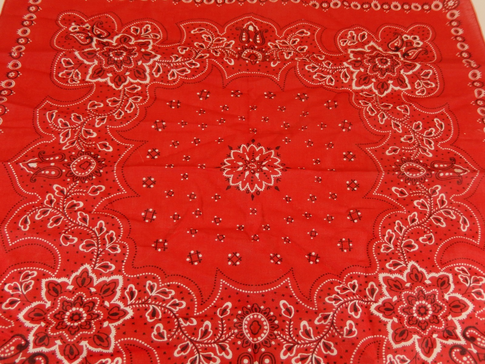 VINTAGE ELEPHANT TRUNK UP 20″ X 20″ RED PAISLEY & FLOWERS FAST COLOR BANDANA