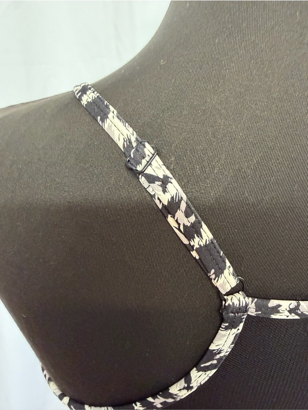 ZYIA Active XL Snow Leopard Brilliant Bra Black White Strappy Sports Bra NWT