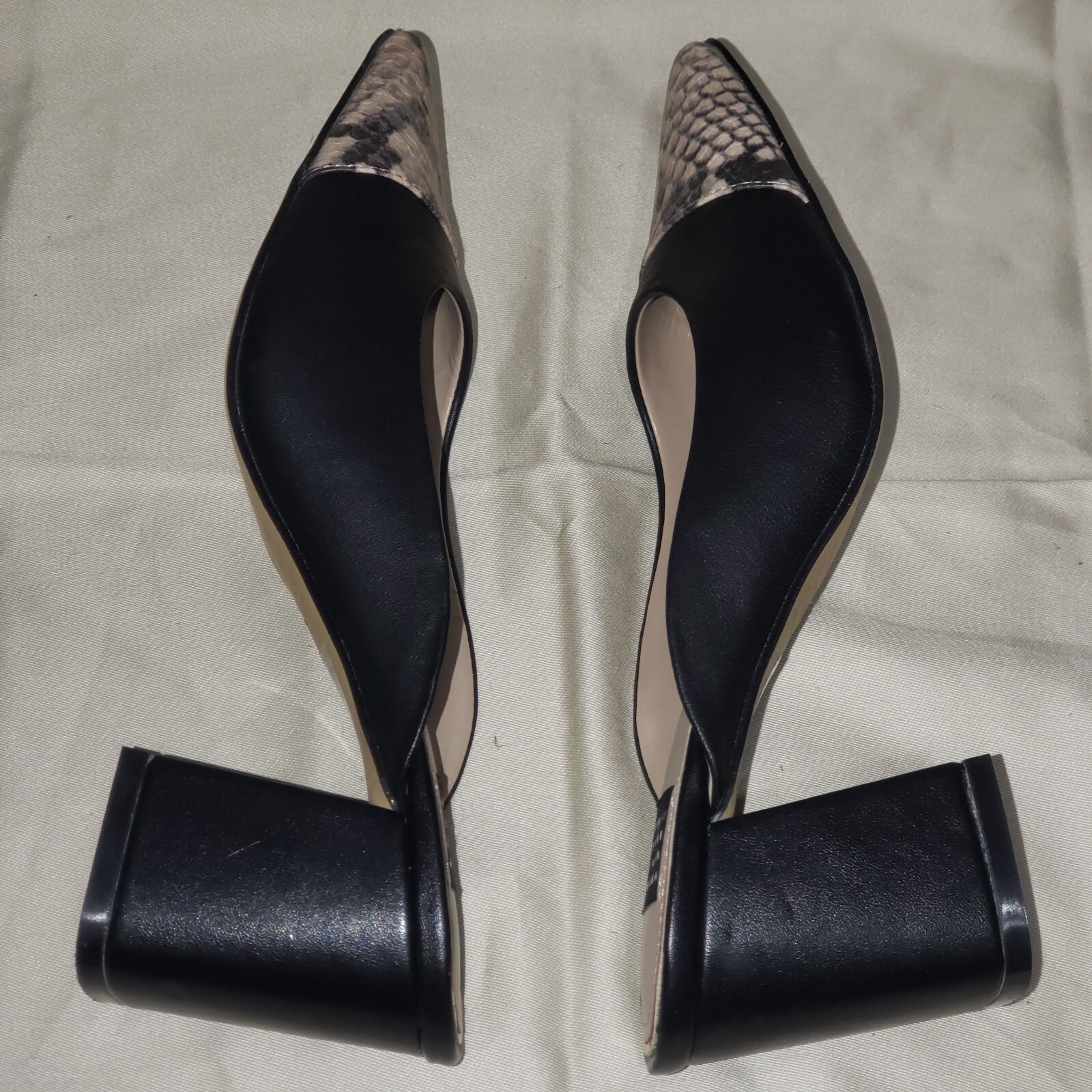White House Black Market Black/Beige Snake pattern Leather Cap Toe Mules 6,5M