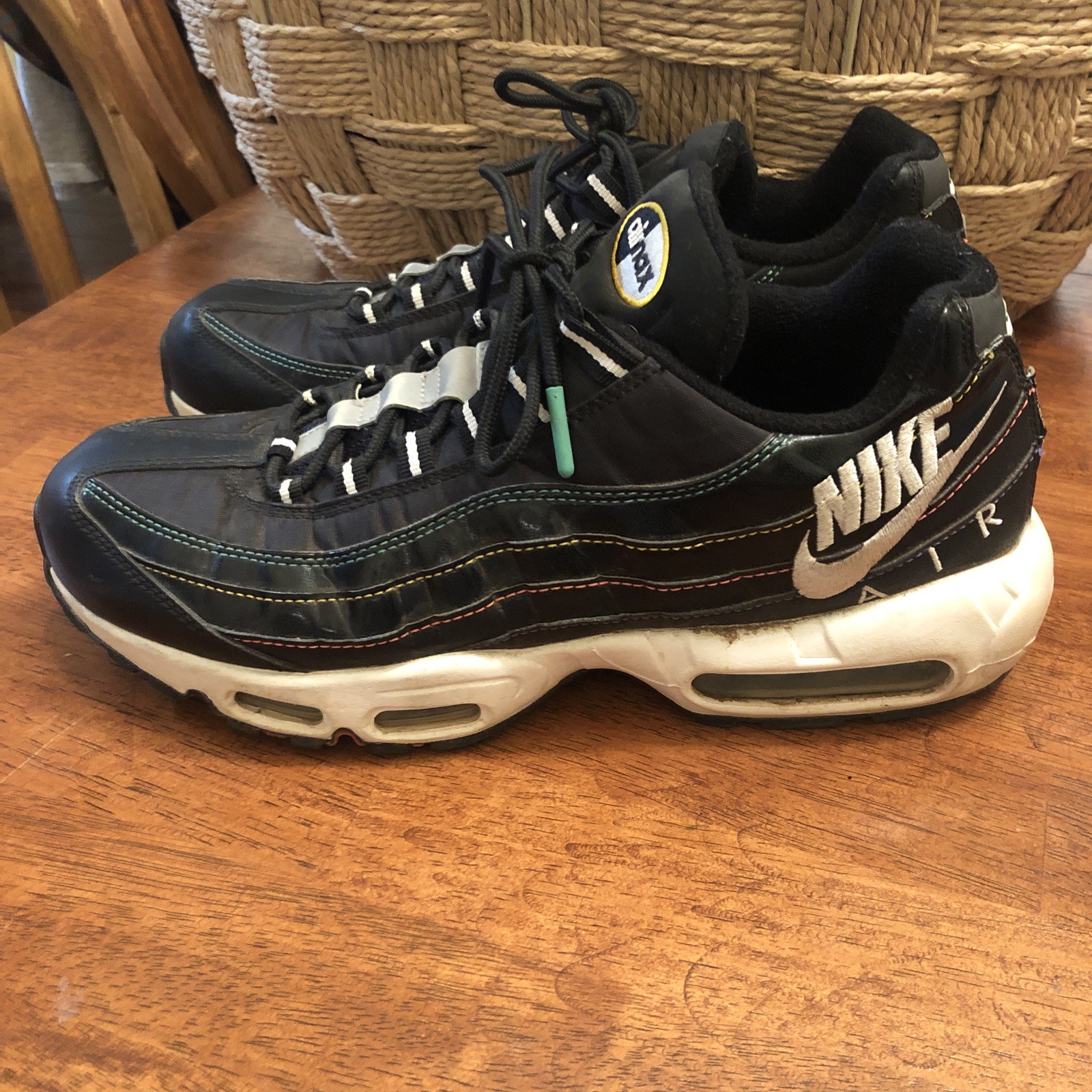 NIKE Air Max 95 SE Windbreaker Size 10.5 AJ2018-023 Black Flash Crimson