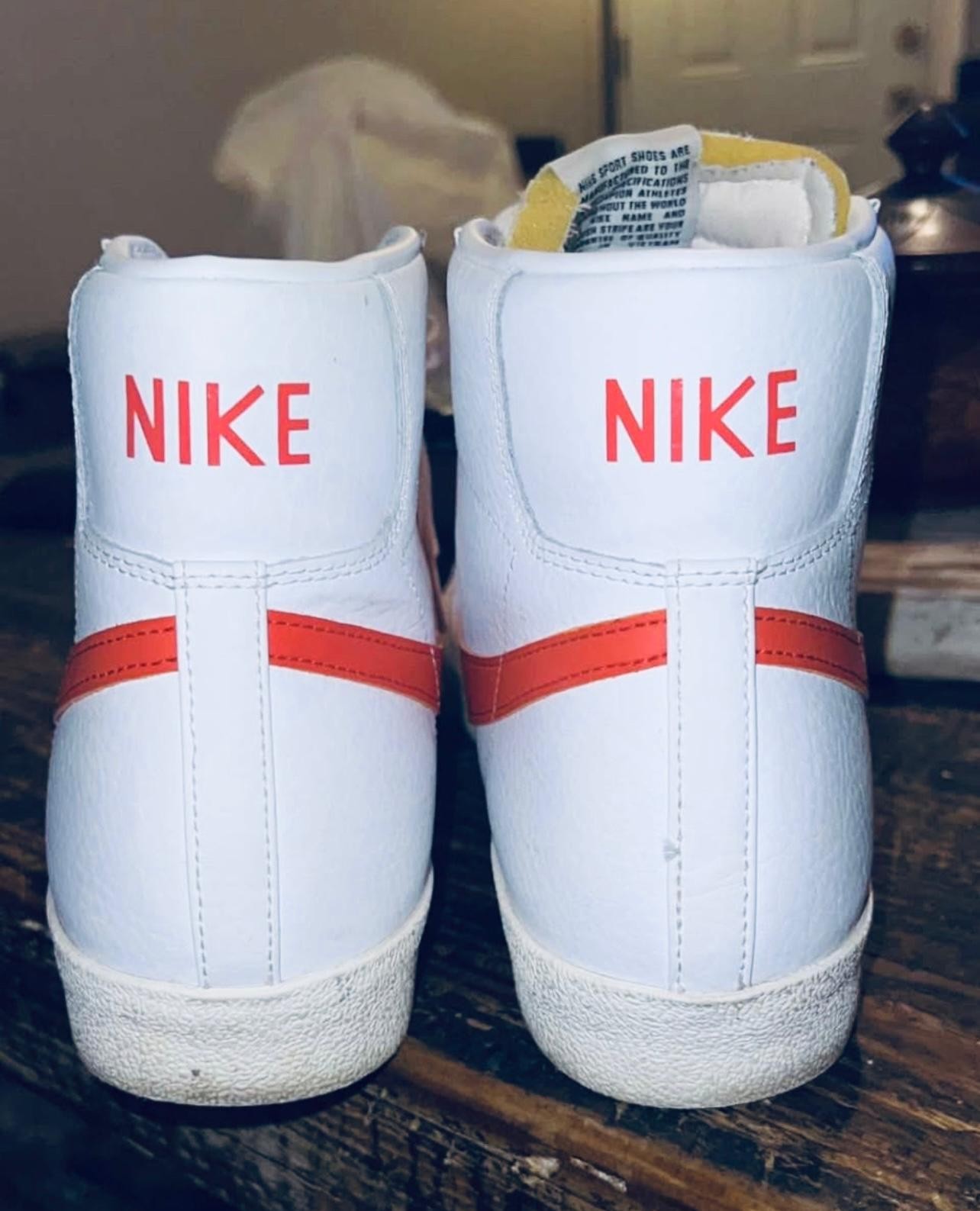 Nike blazer Mid 77’ vintage sneaker in excellent condition. Orange and White