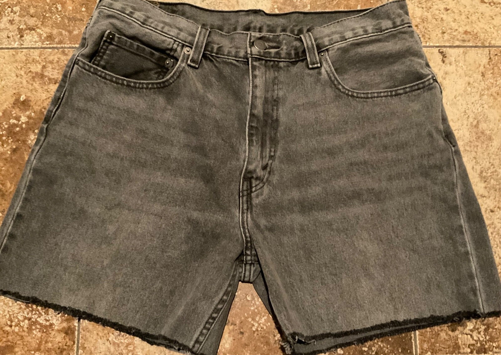 LEVI 550 ’92 RELAXED FIT CUT-OFF RAW HEM PUNK GRUNGE SHORTS ( MENS 34 ) BLK