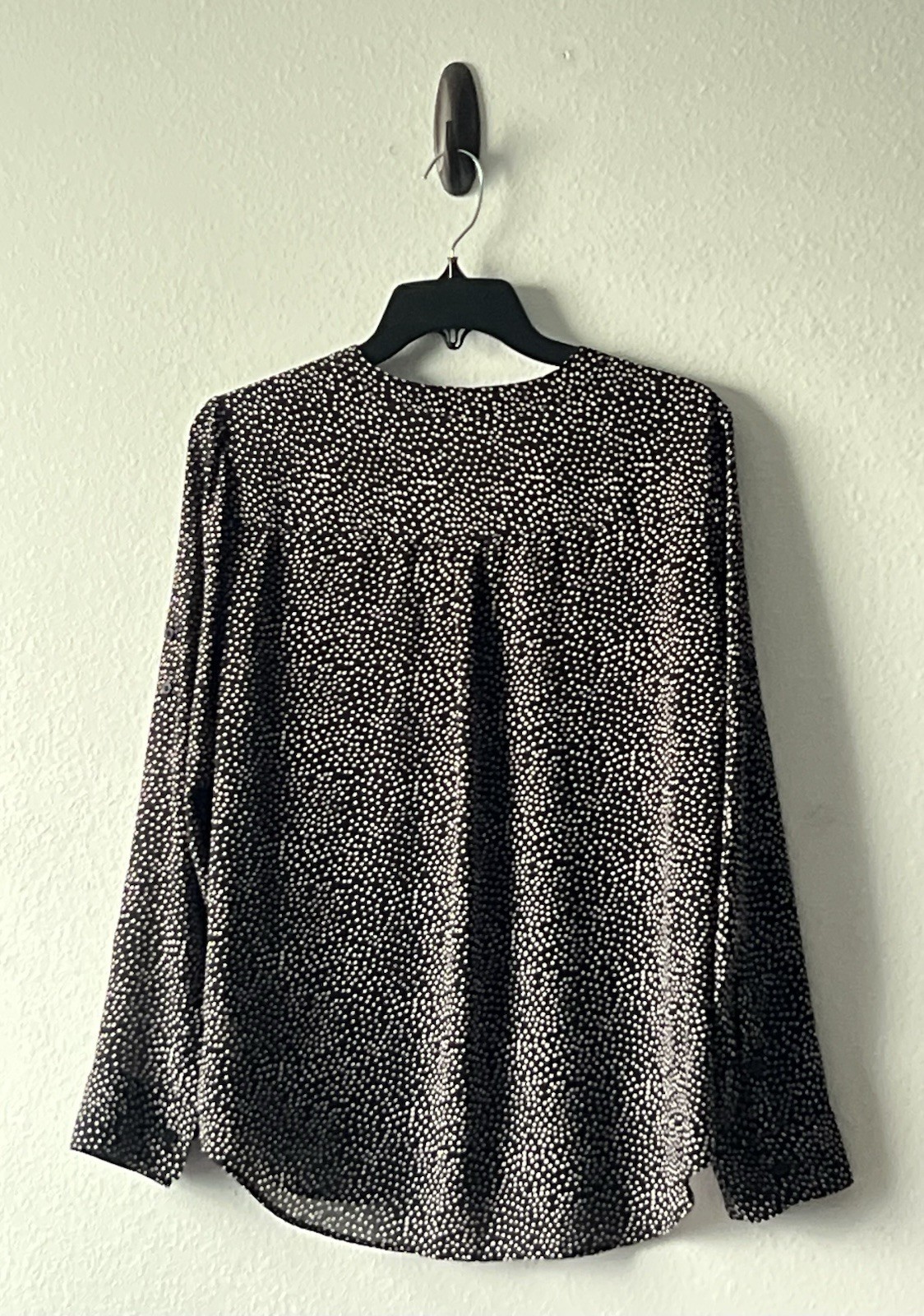 Express Women’s Micro-Dot Lightweight V Neck Adjustable Sleeve Blouse Size M