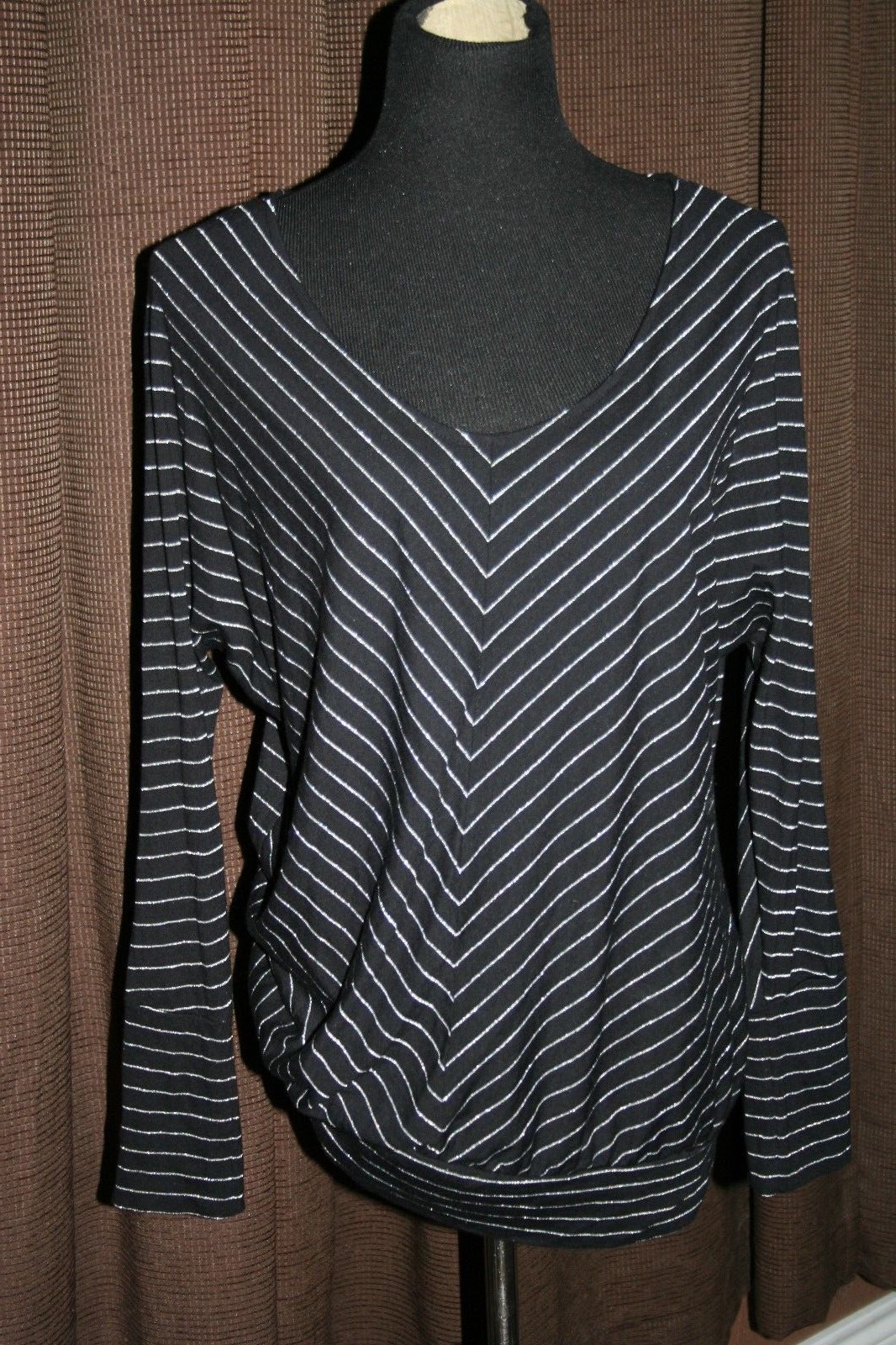 LADIES~A.N.A. BRAND~ SIZE LARGE~BLACK METALLIC SILVER PULLOVER TOP~ V NECK~ BAND