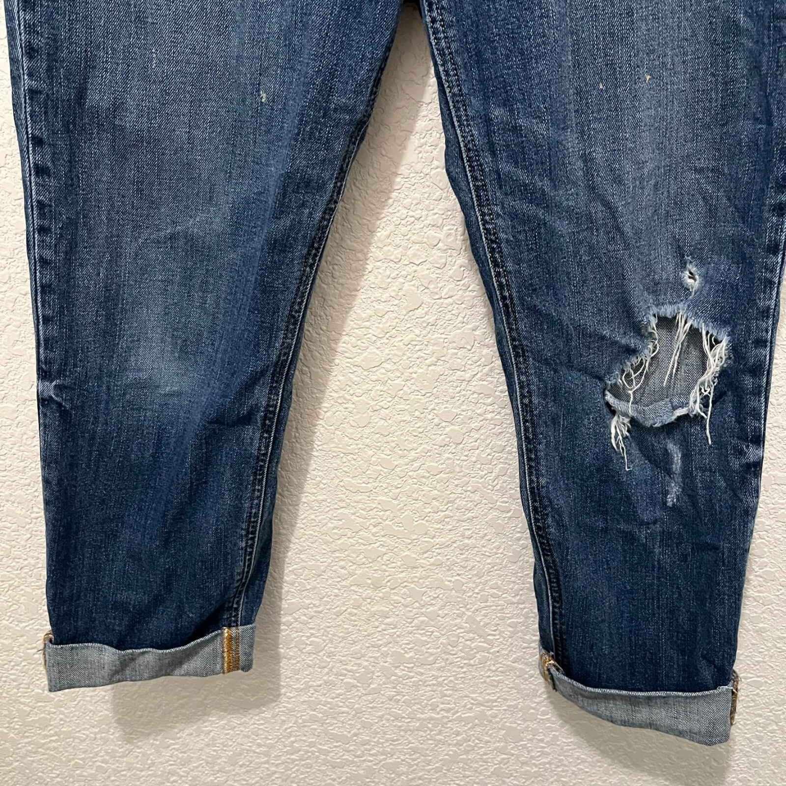 Old Navy Boyfriend Straight Cuffed Crop Capri Jeans Medium Wash Distressed Sz 2