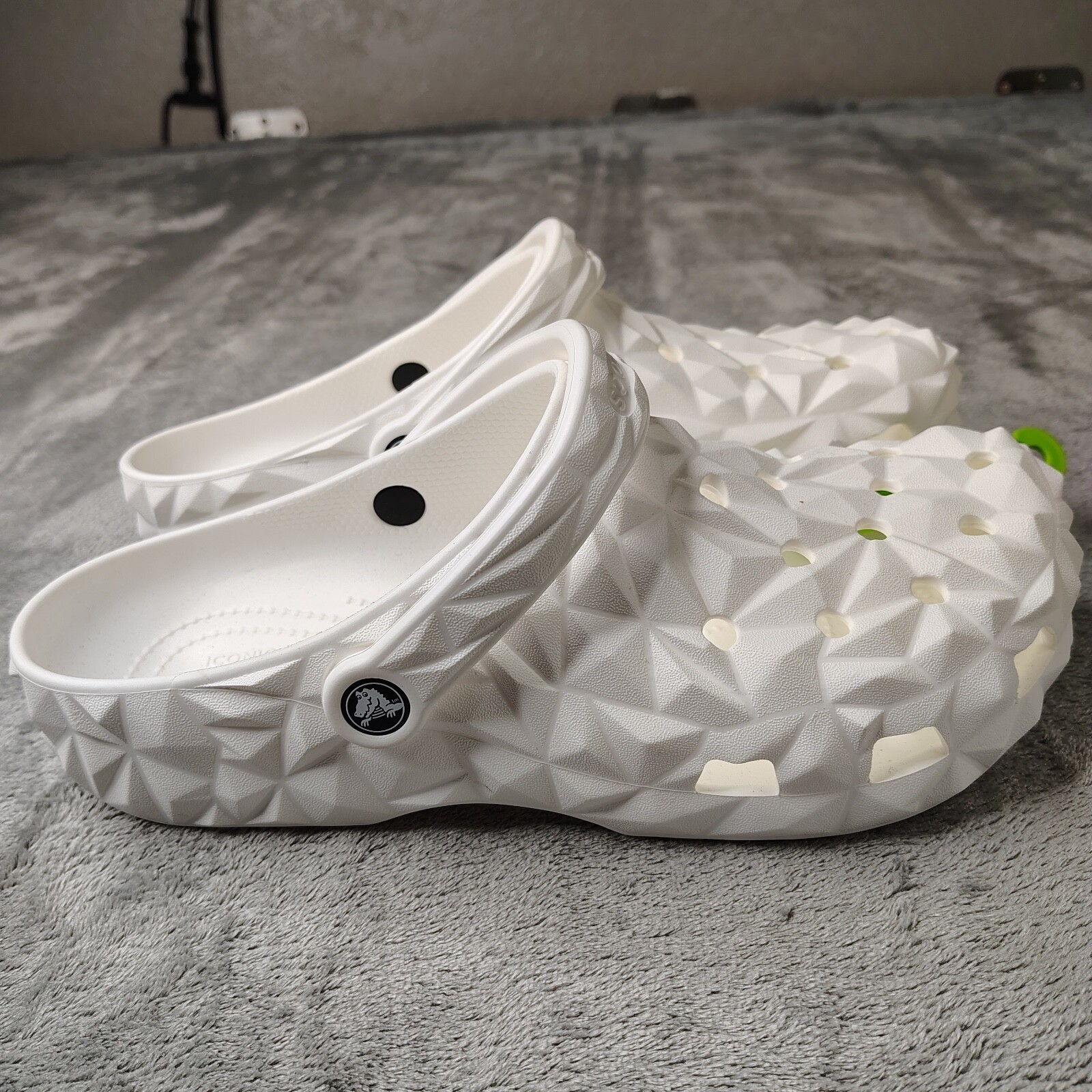 Crocs Geo Classic Clog Mens Size 10 White Geometric Textured Slip On Shoes
