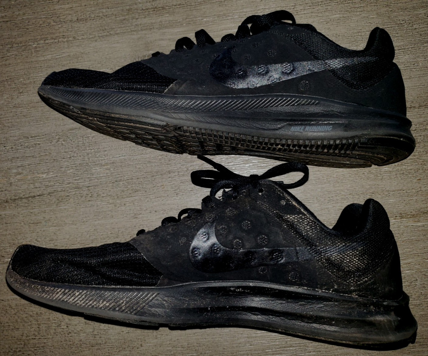 Nike womens size 12 medium black on black swosh Sneakers shoes foot wear super!!