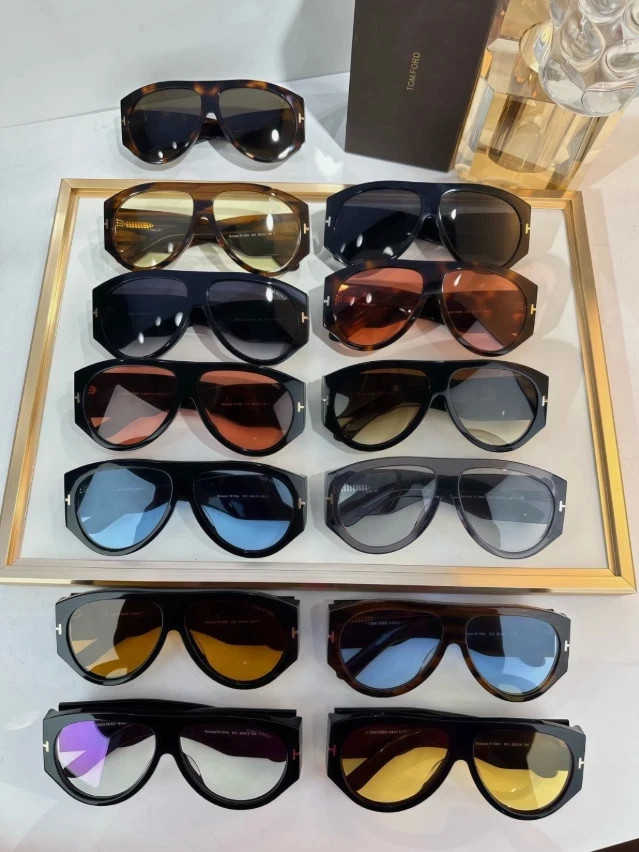Tom Ford Bronson TF1044 sunglasses Wood grain frame Blue lenses