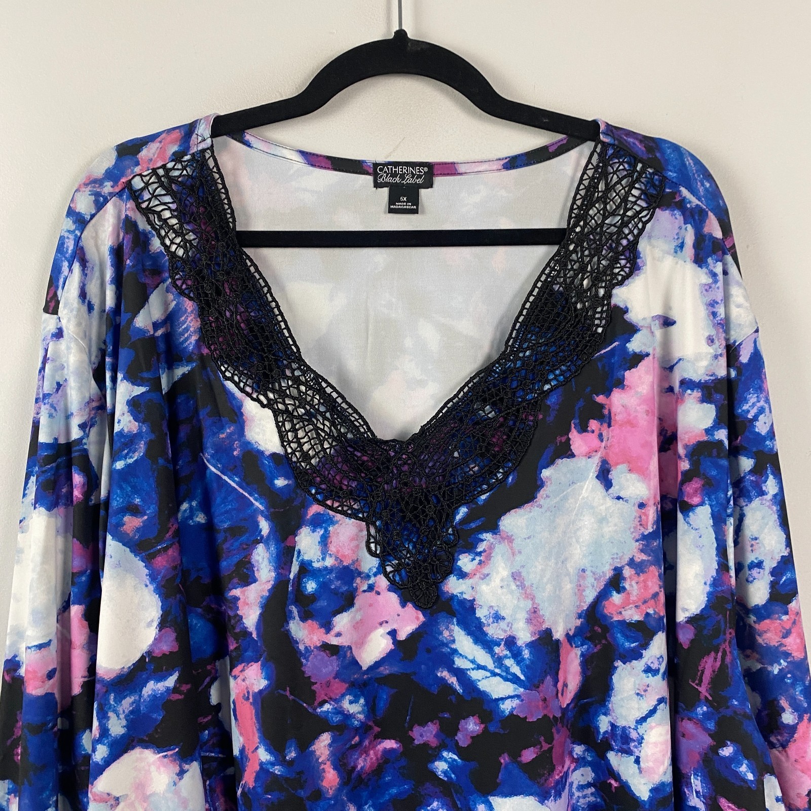 Catherines Applique Trimmed Tunic Size 5X Abstract Floral 3/4 Sleeves V Neck