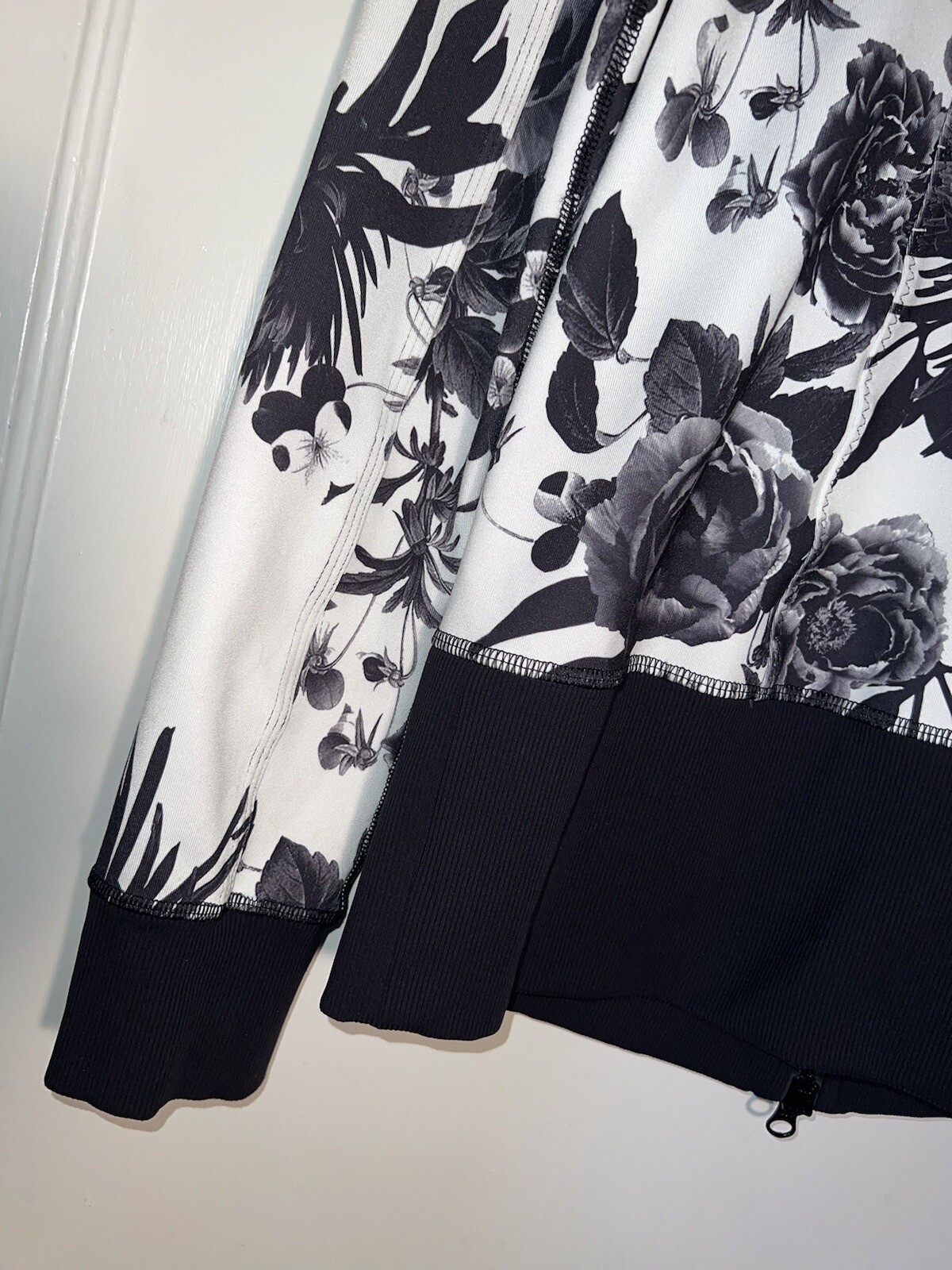 Lululemon asana jacket black white brisk blooms print size 8. d546